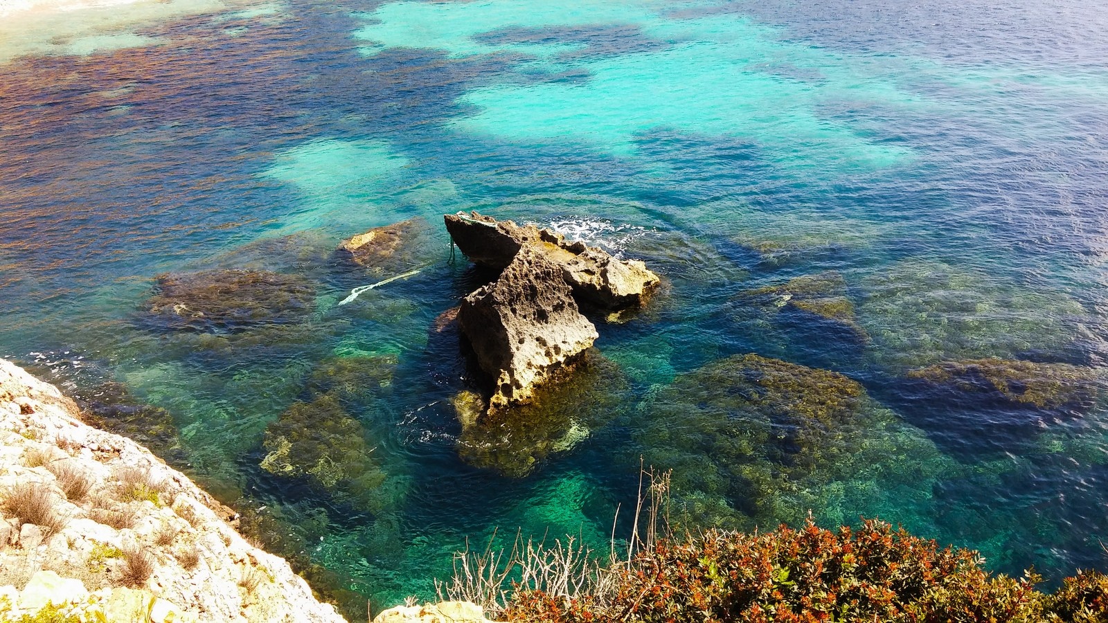 Clear turquoise water over rocks and reef HD Wallpaper