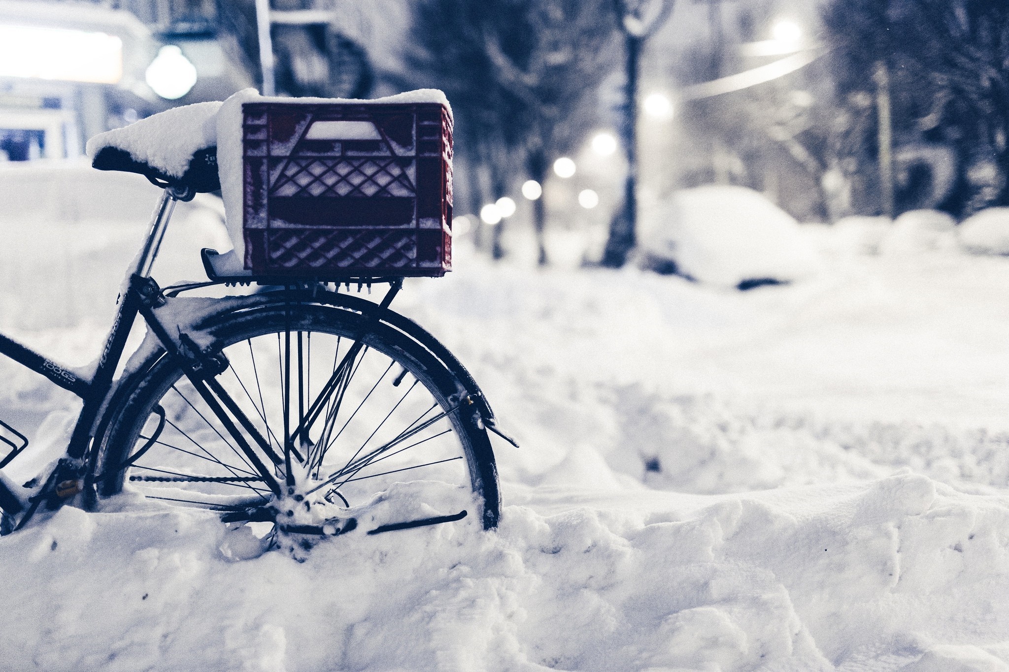 Bicycle with milk crate in snow HD Wallpaper