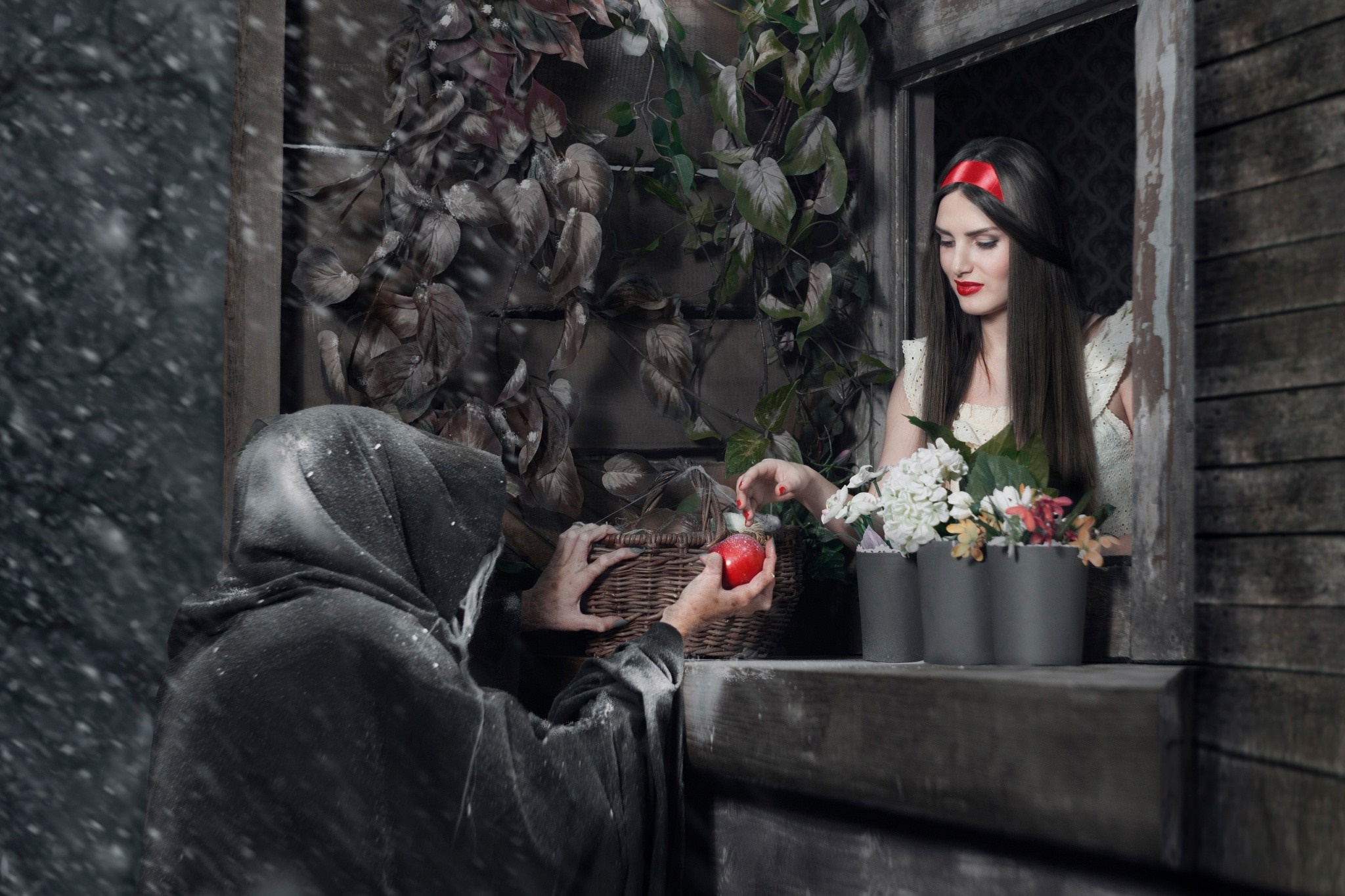 Snow White and the Evil Queen with poisoned apple HD Wallpaper