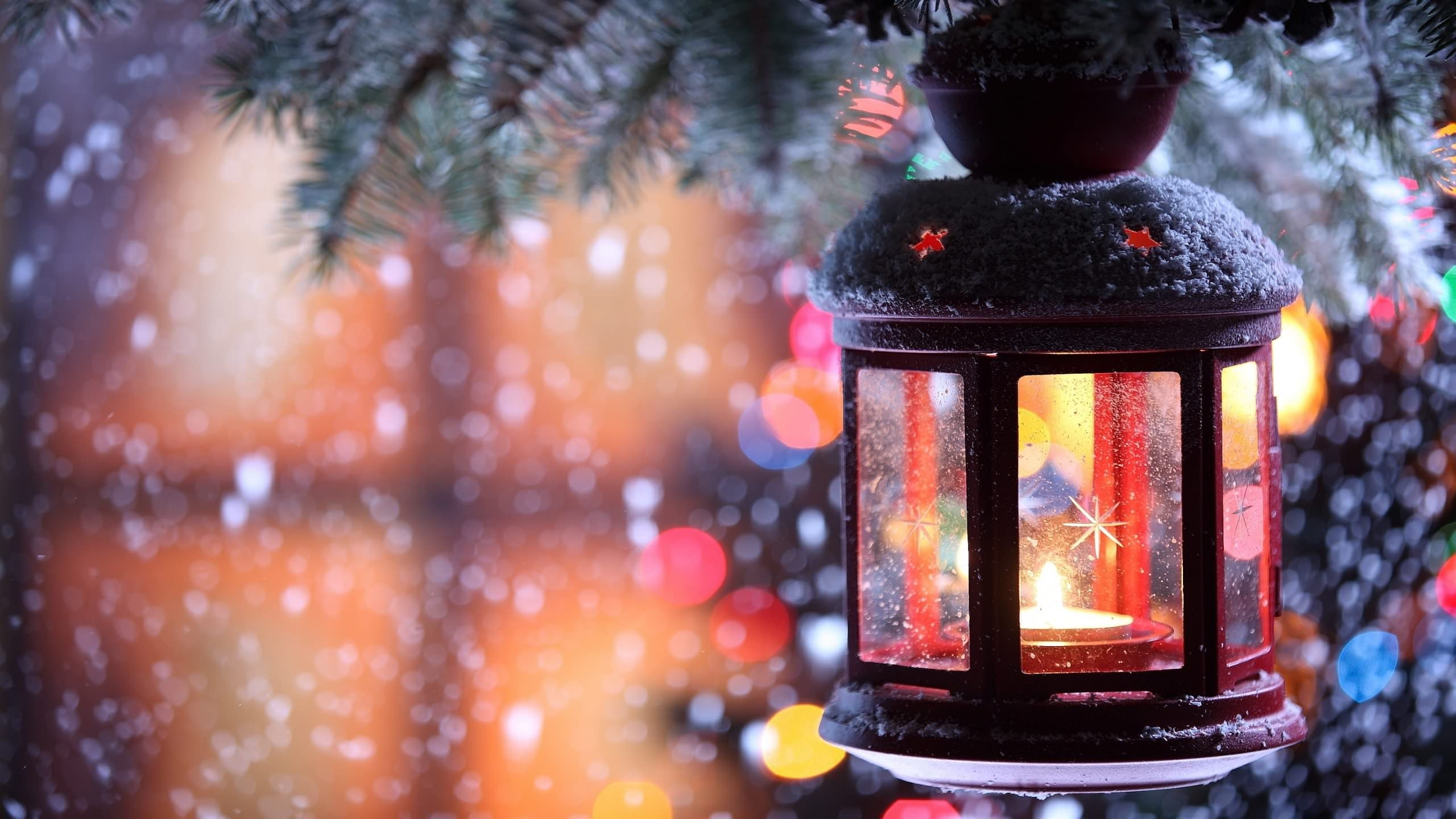 Christmas lantern with candle and snow HD Wallpaper