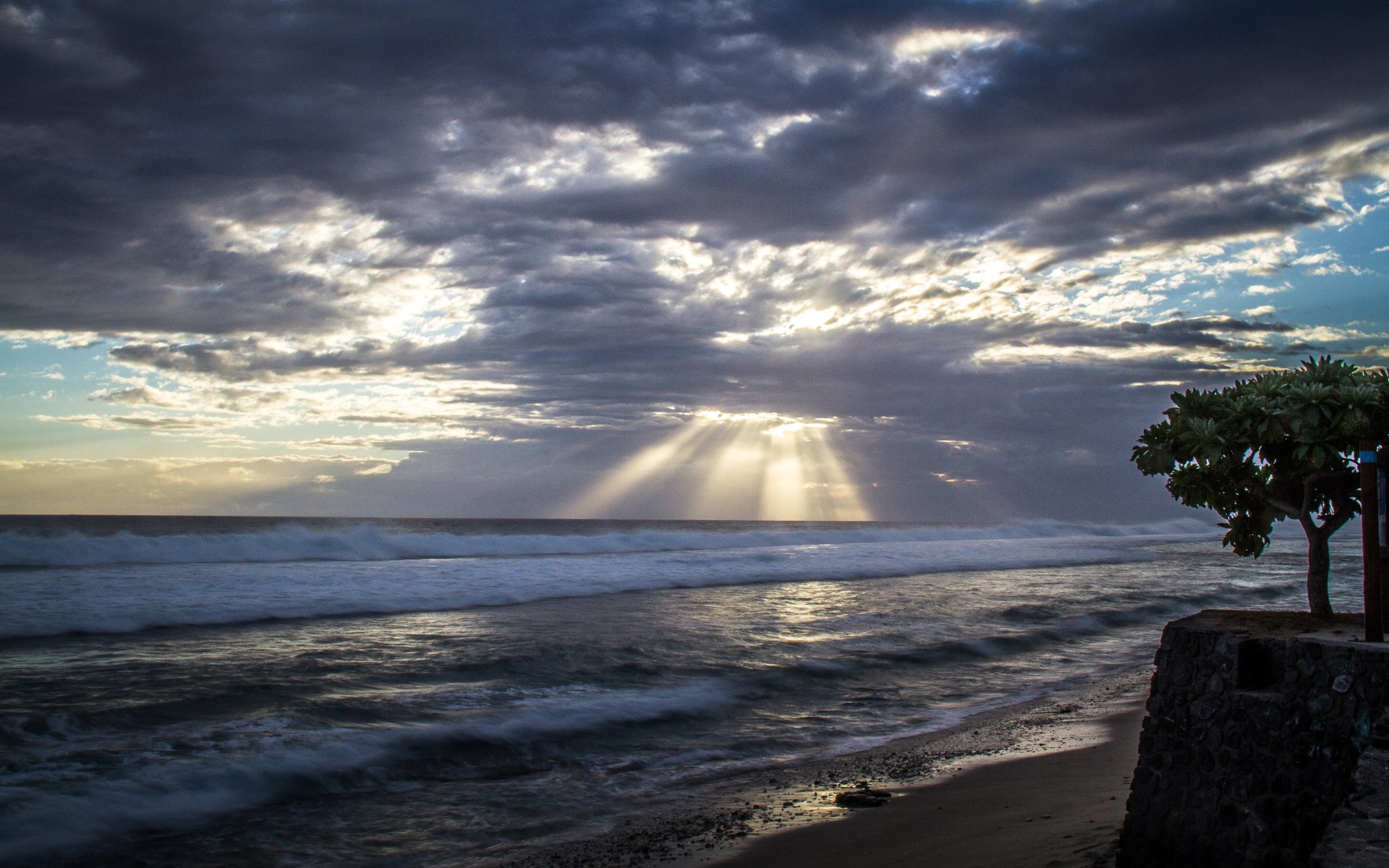 Sunbeams through clouds over ocean waves HD Wallpaper