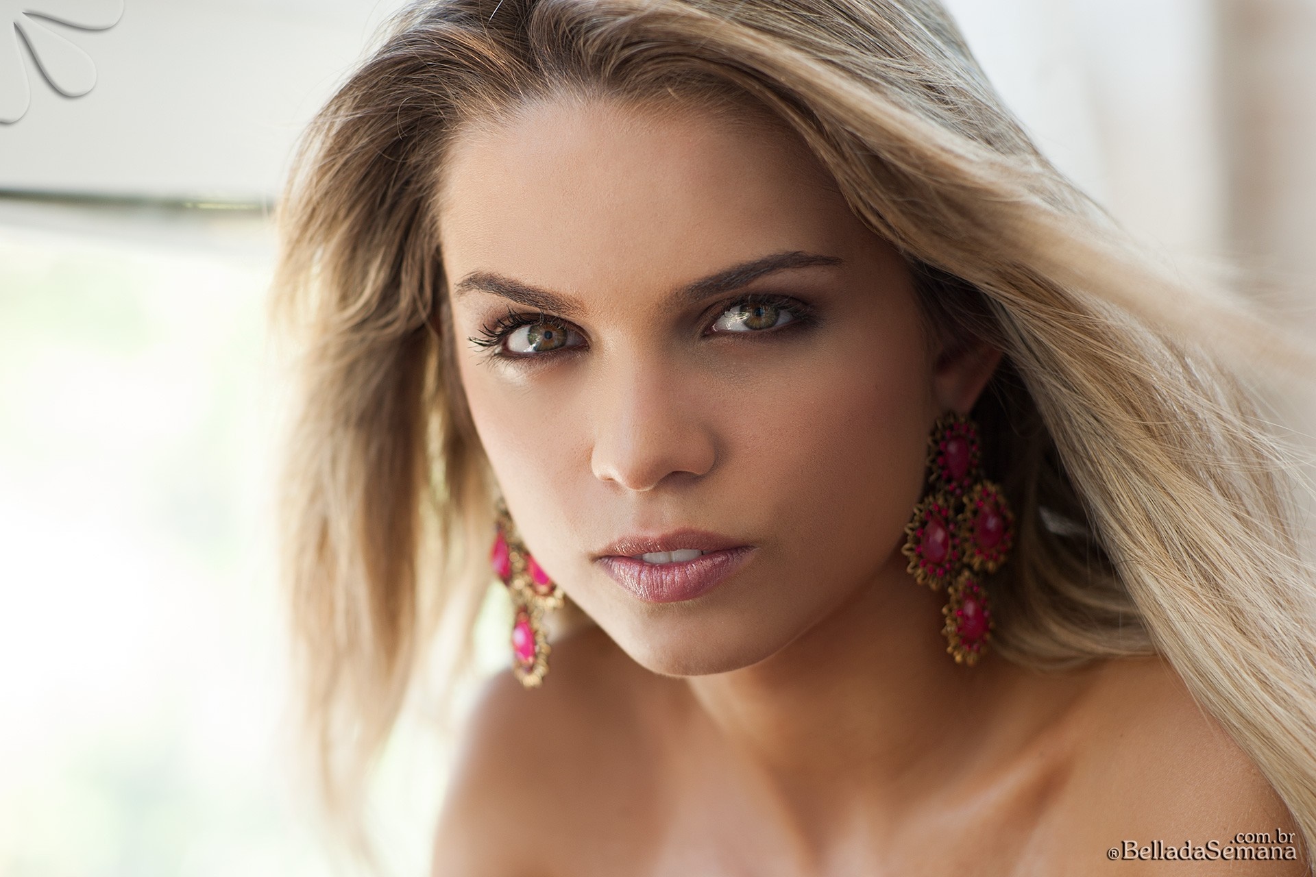 Close-up portrait of Amanda Sagaz with blonde hair and pink earrings HD Wallpaper