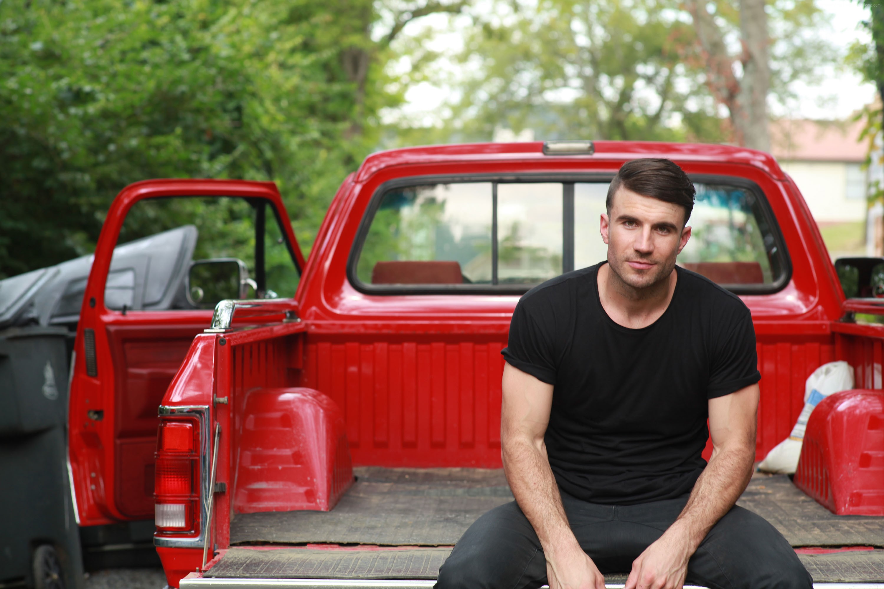 Sam Hunt sitting in the back of a red pickup truck HD Wallpaper