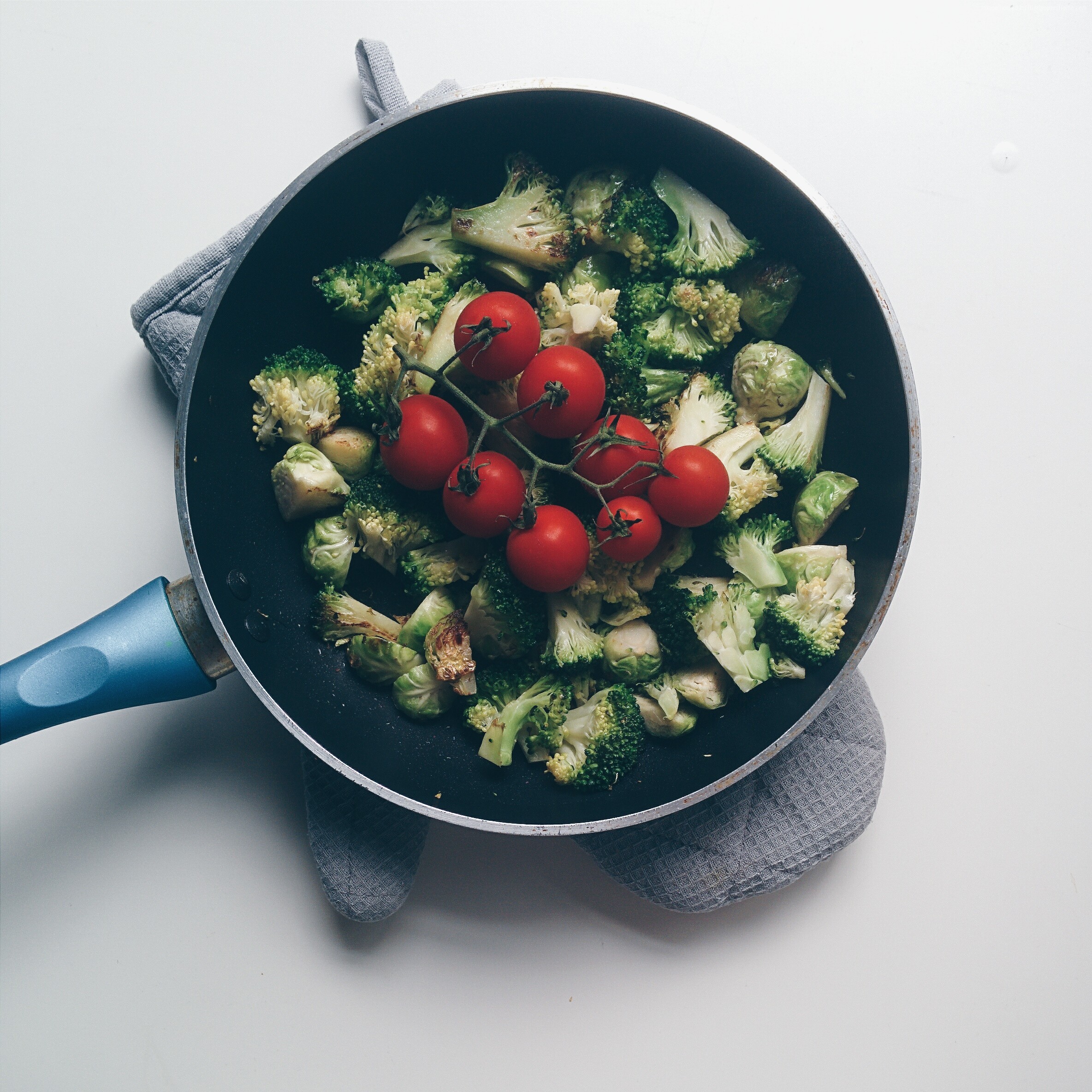 Pan with broccoli, Brussels sprouts, and cherry tomatoes HD Wallpaper