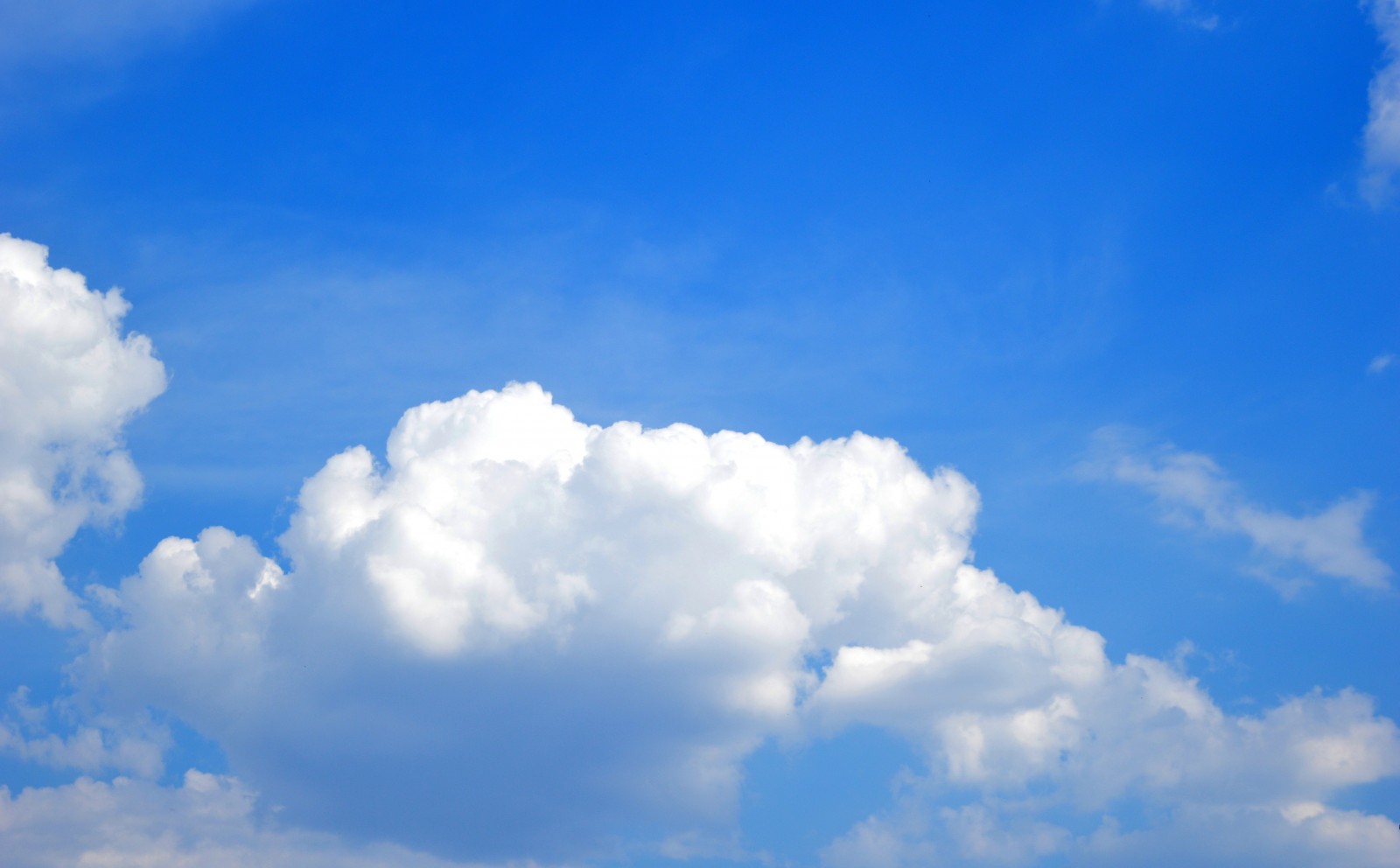 Blue sky with white cumulus clouds HD Wallpaper