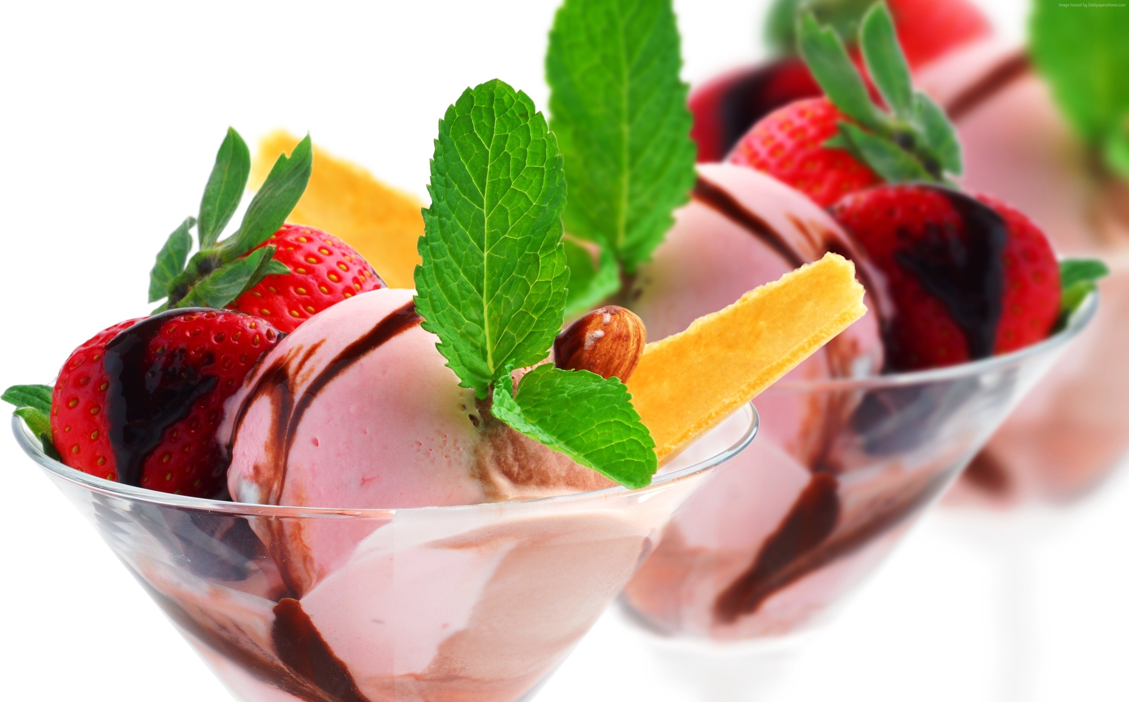 Strawberry ice cream sundaes with chocolate and mint HD Wallpaper