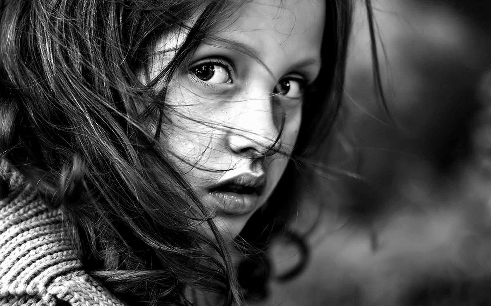 Black and white portrait of a young girl HD Wallpaper
