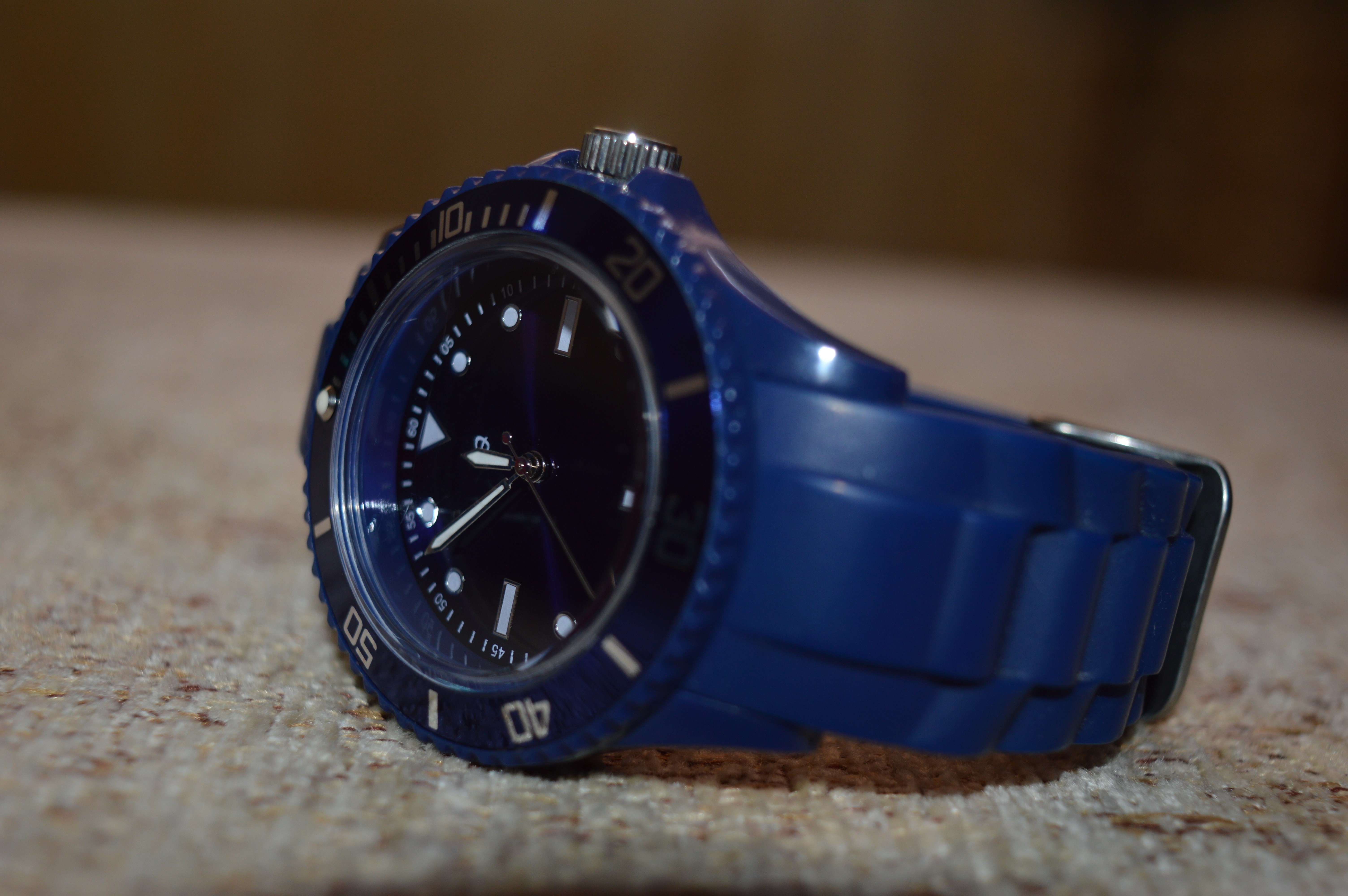 Blue watch with black face and silver hands HD Wallpaper