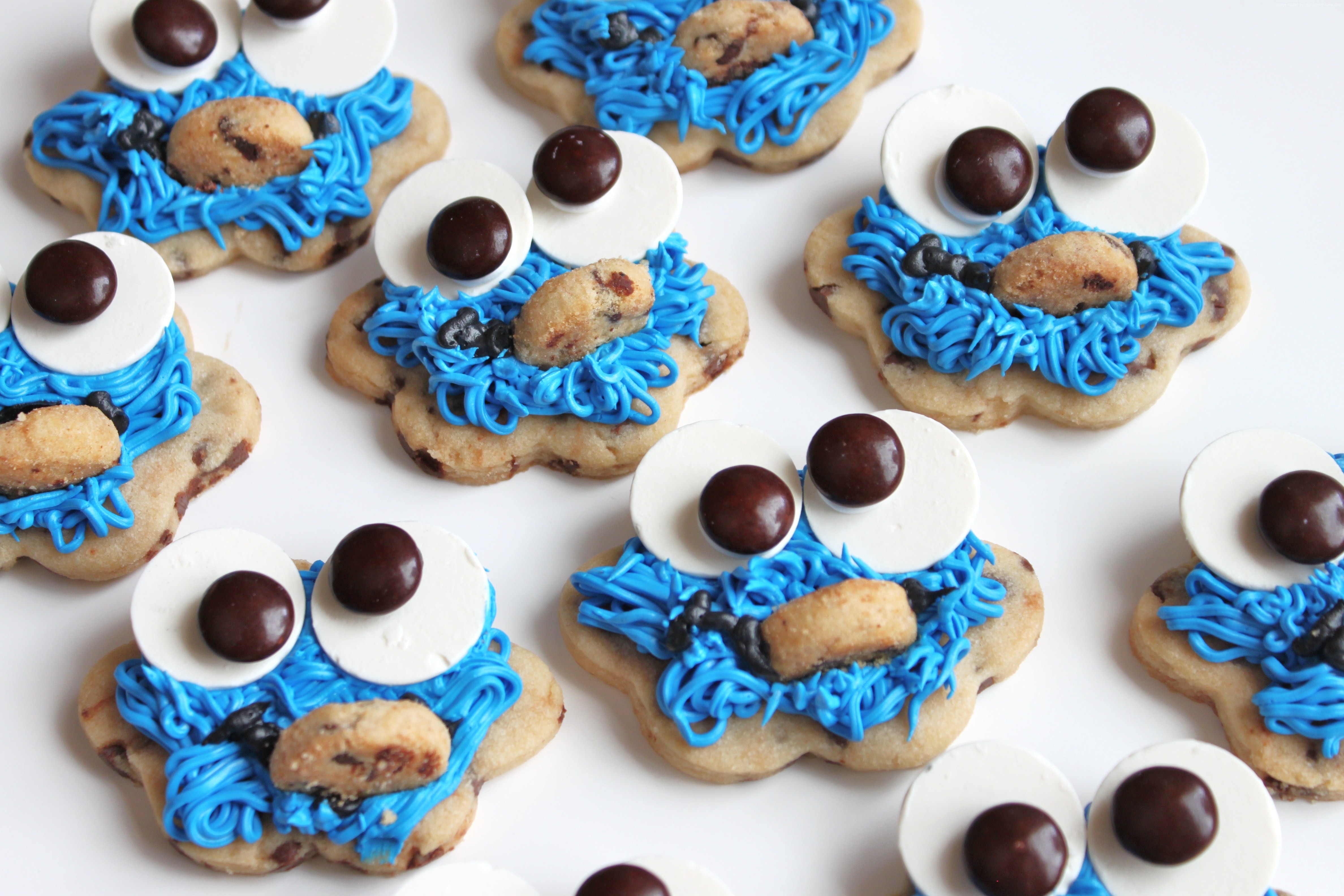 Cookie Monster cookies with blue frosting and chocolate chip HD Wallpaper