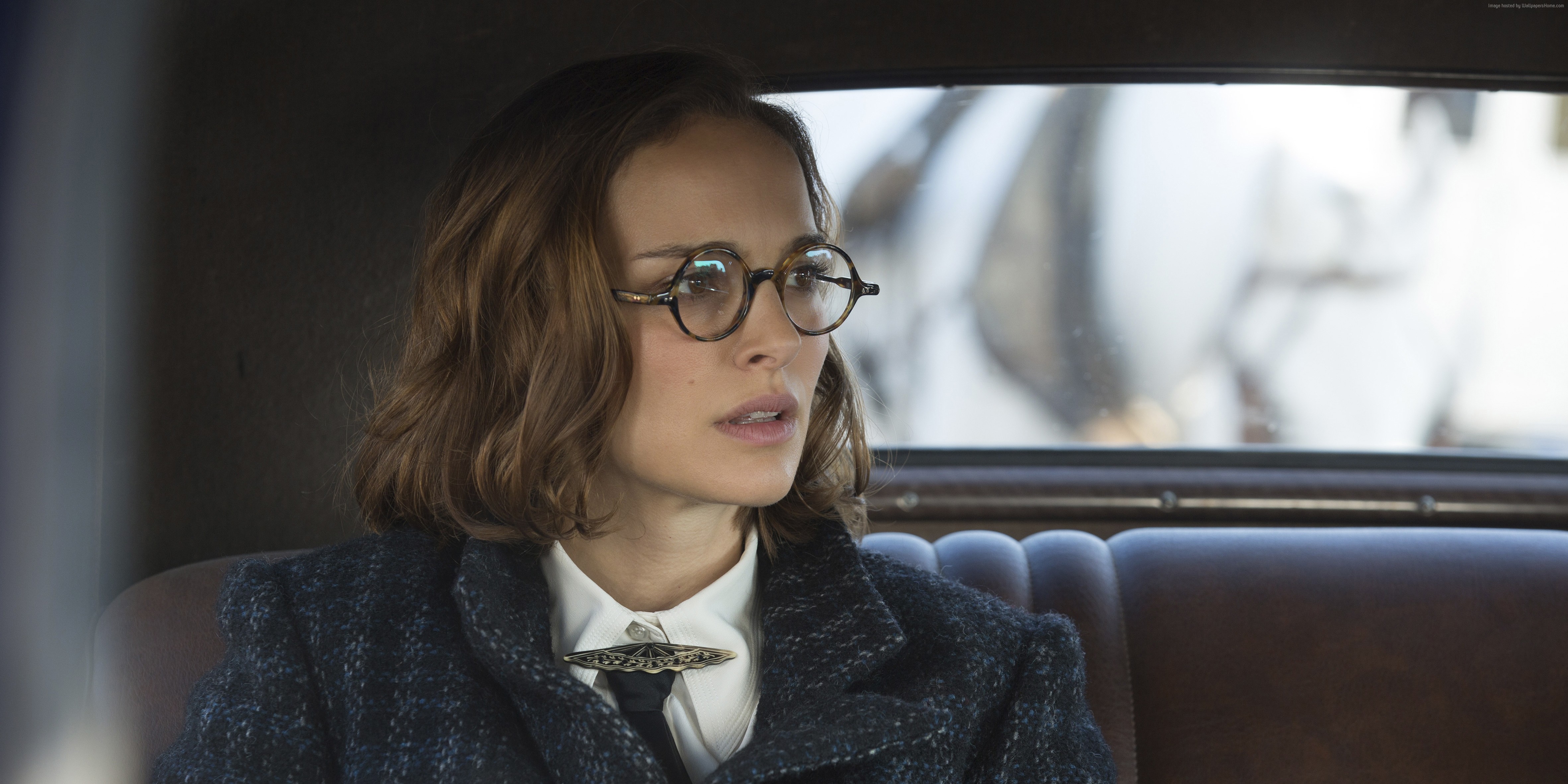 Natalie Portman in a car HD Wallpaper