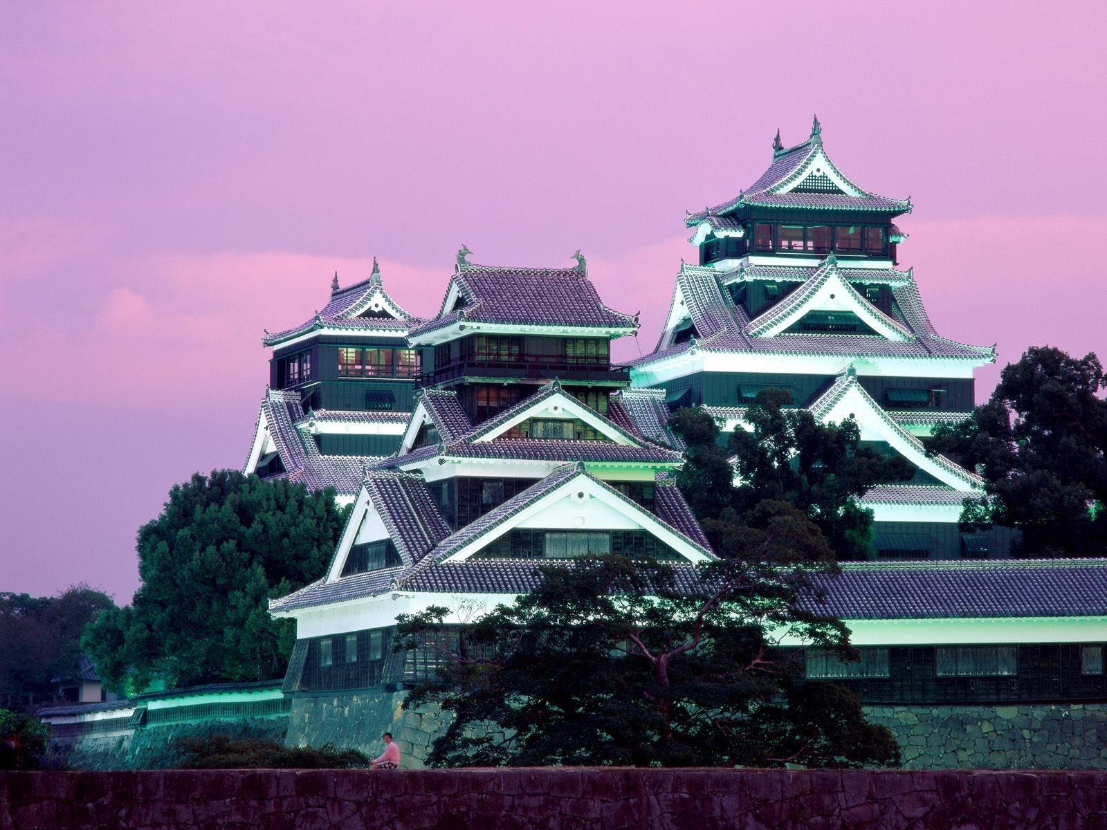 Kumamoto Castle at twilight with pink sky HD Wallpaper