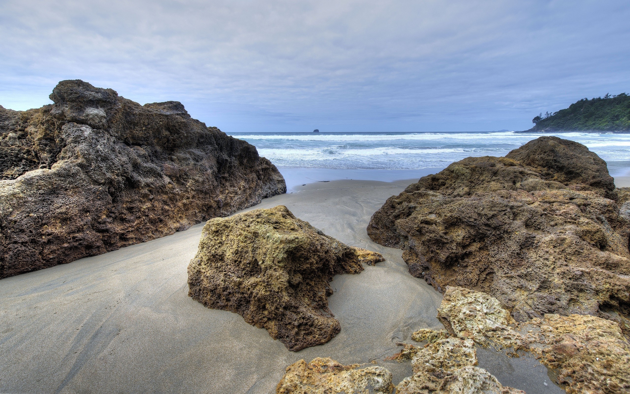 Rocky beach with waves crashing on the shore HD Wallpaper