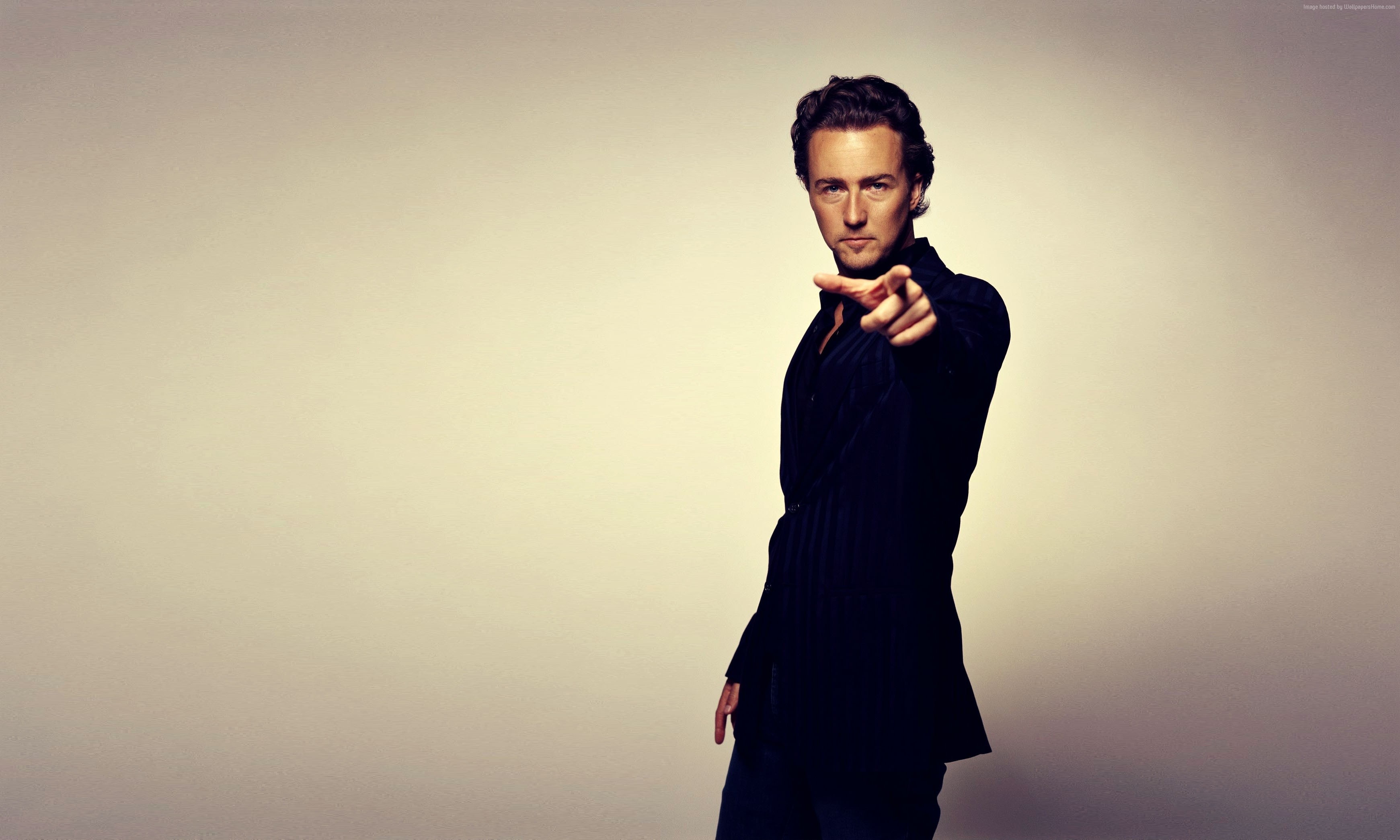 Edward Norton pointing forward HD Wallpaper