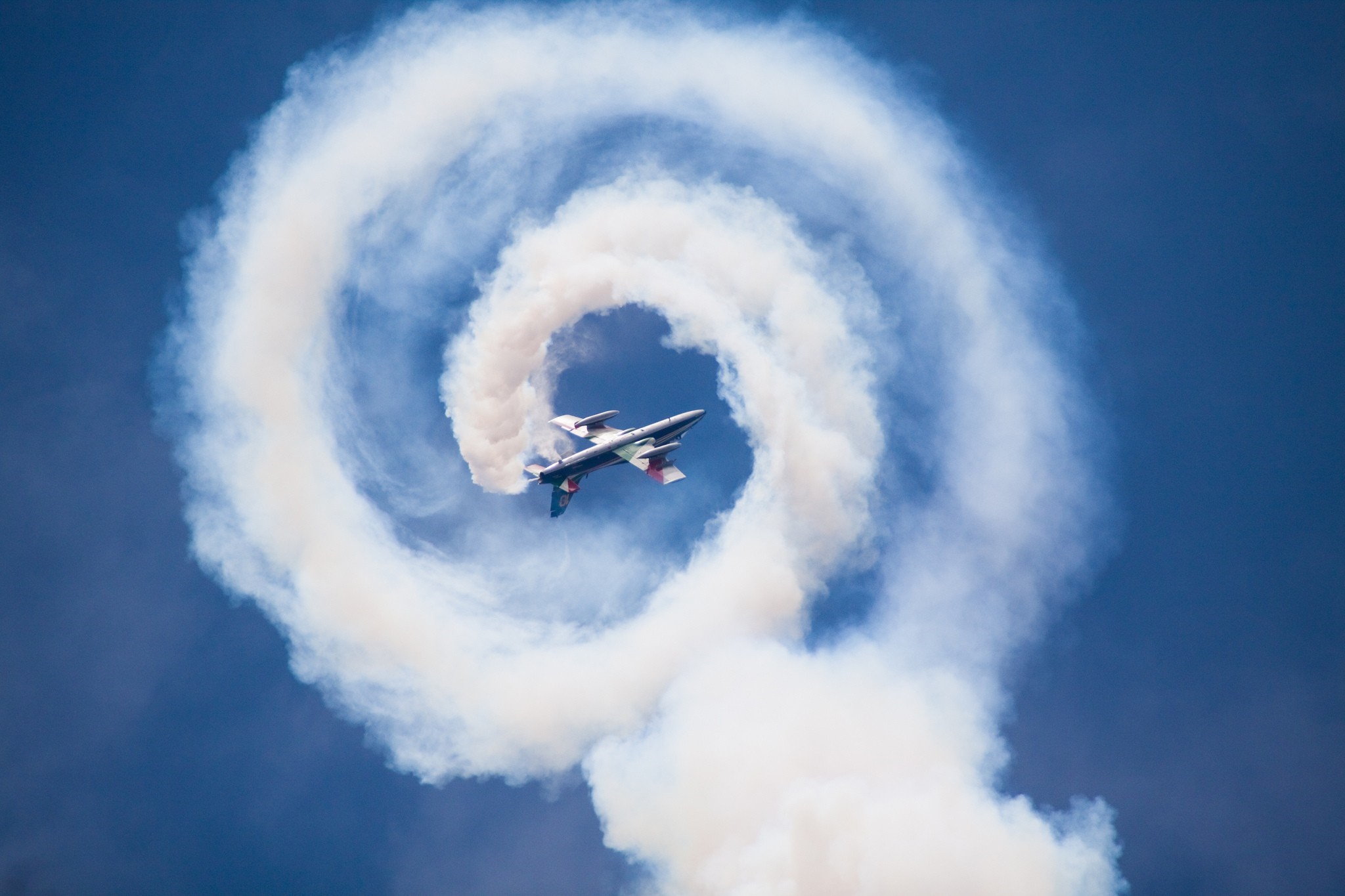 Aermacchi MB-339 performing a spiral maneuver HD Wallpaper