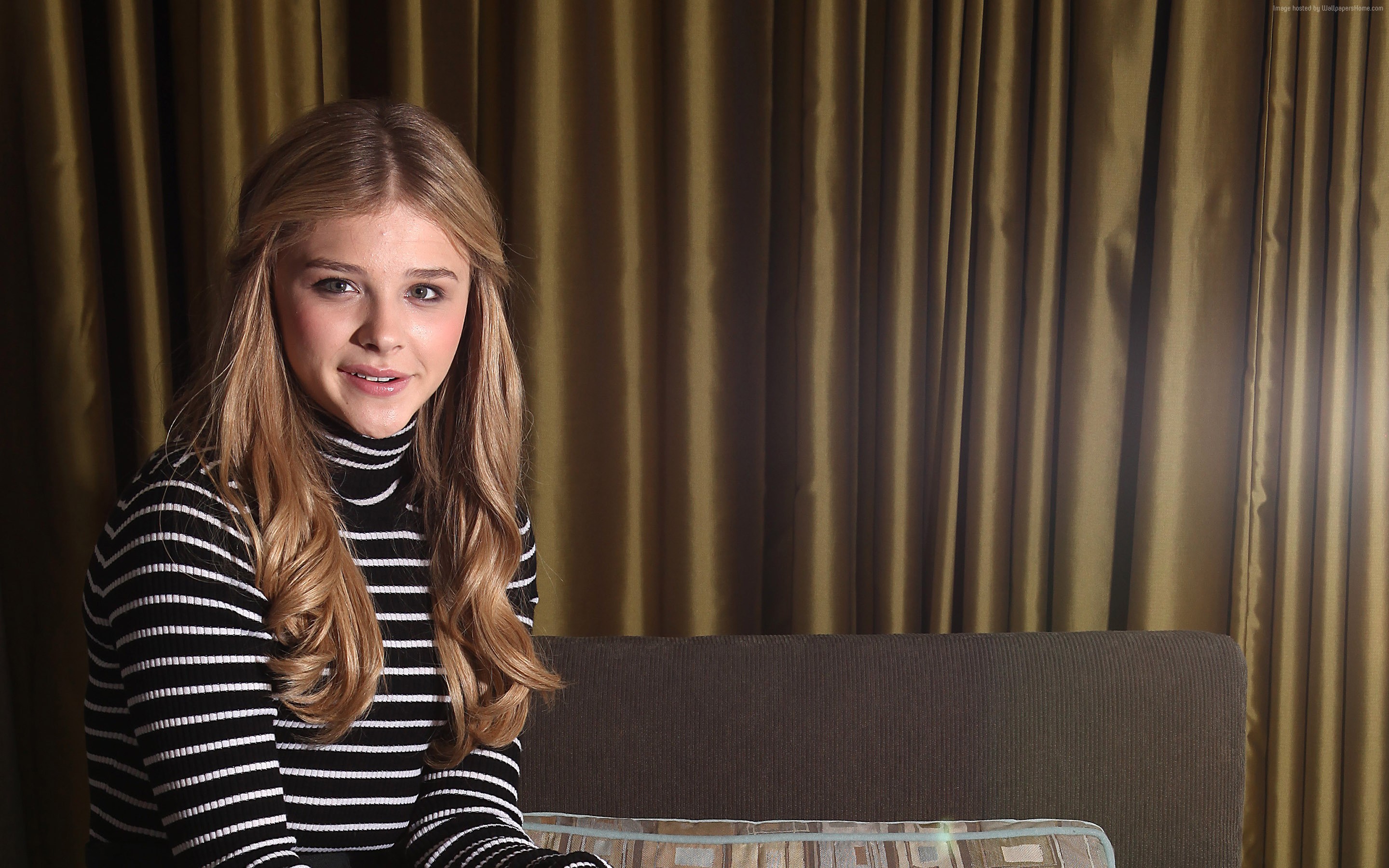 Chloe Moretz posing for a portrait HD Wallpaper