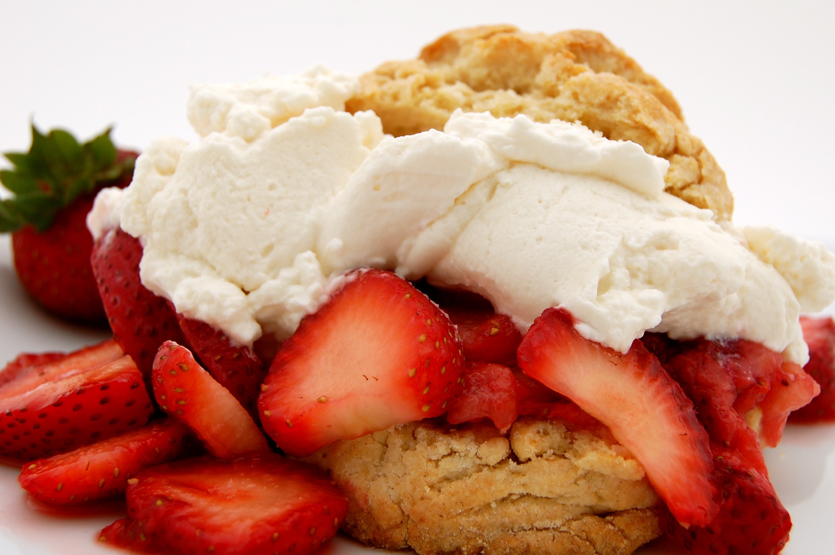 Strawberry Shortcake with Whipped Cream and Strawberries HD Wallpaper