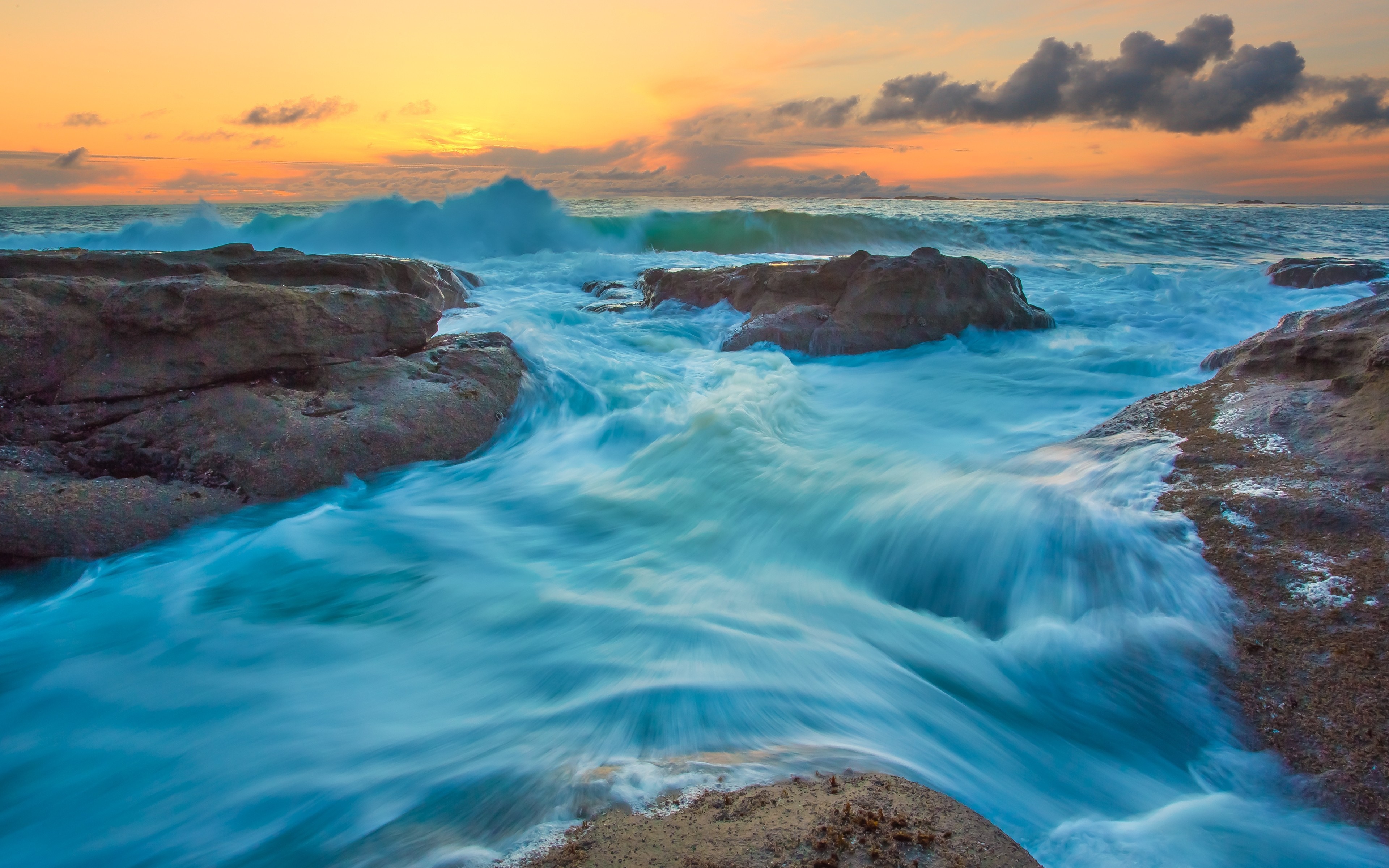 Ocean waves crashing on rocks at sunset HD Wallpaper
