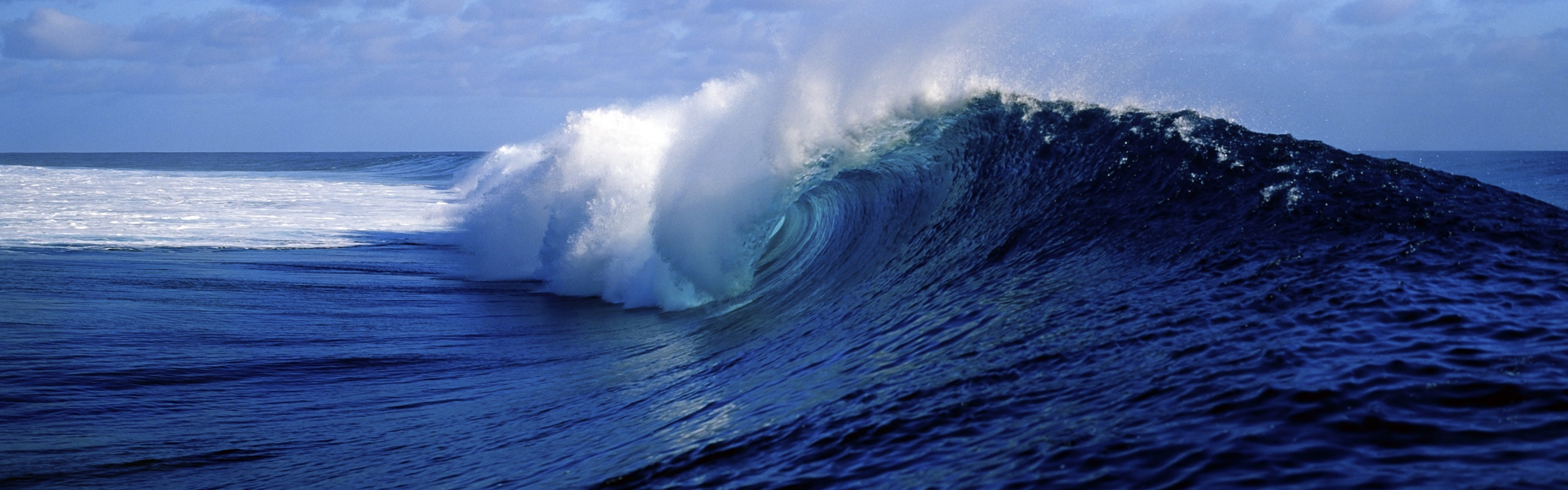 Ocean wave breaking on a sunny day HD Wallpaper