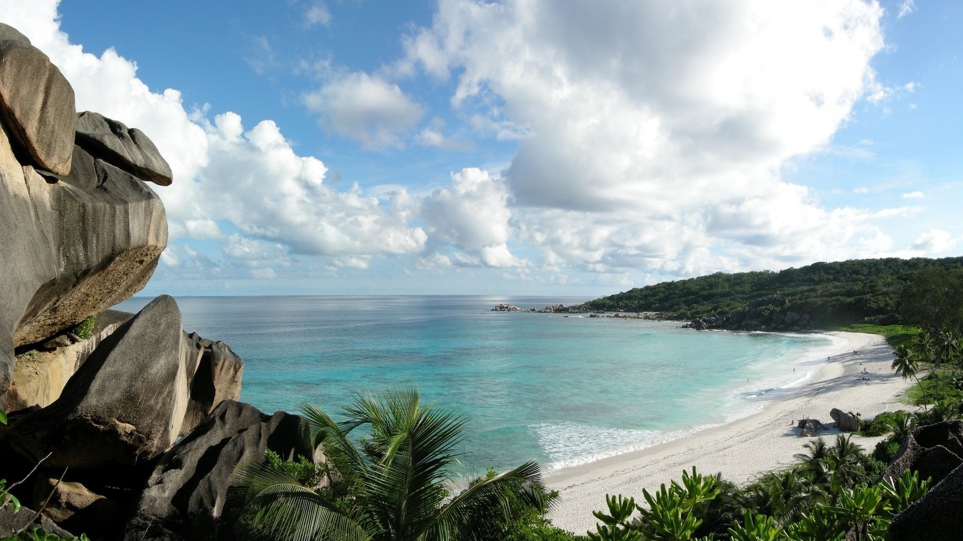 Tropical beach with granite boulders and turquoise water HD Wallpaper