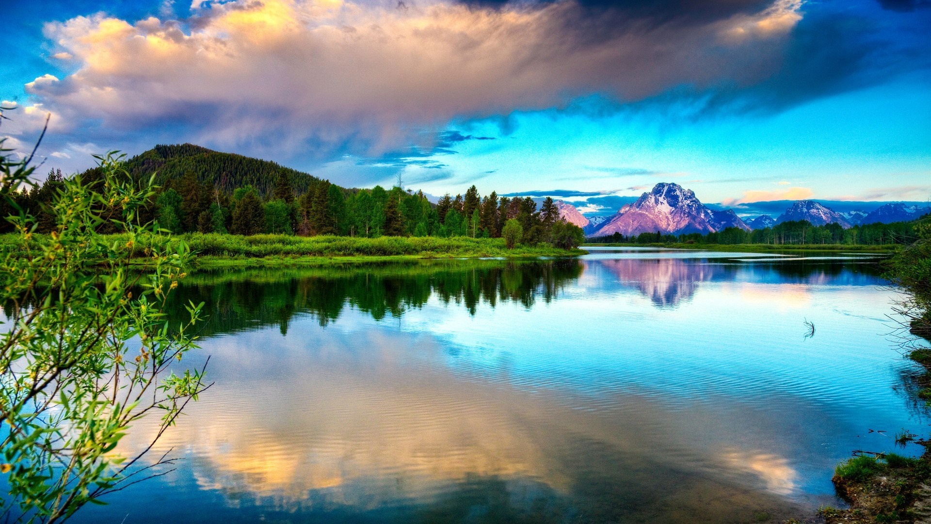 Mountain lake reflection at sunrise HD Wallpaper