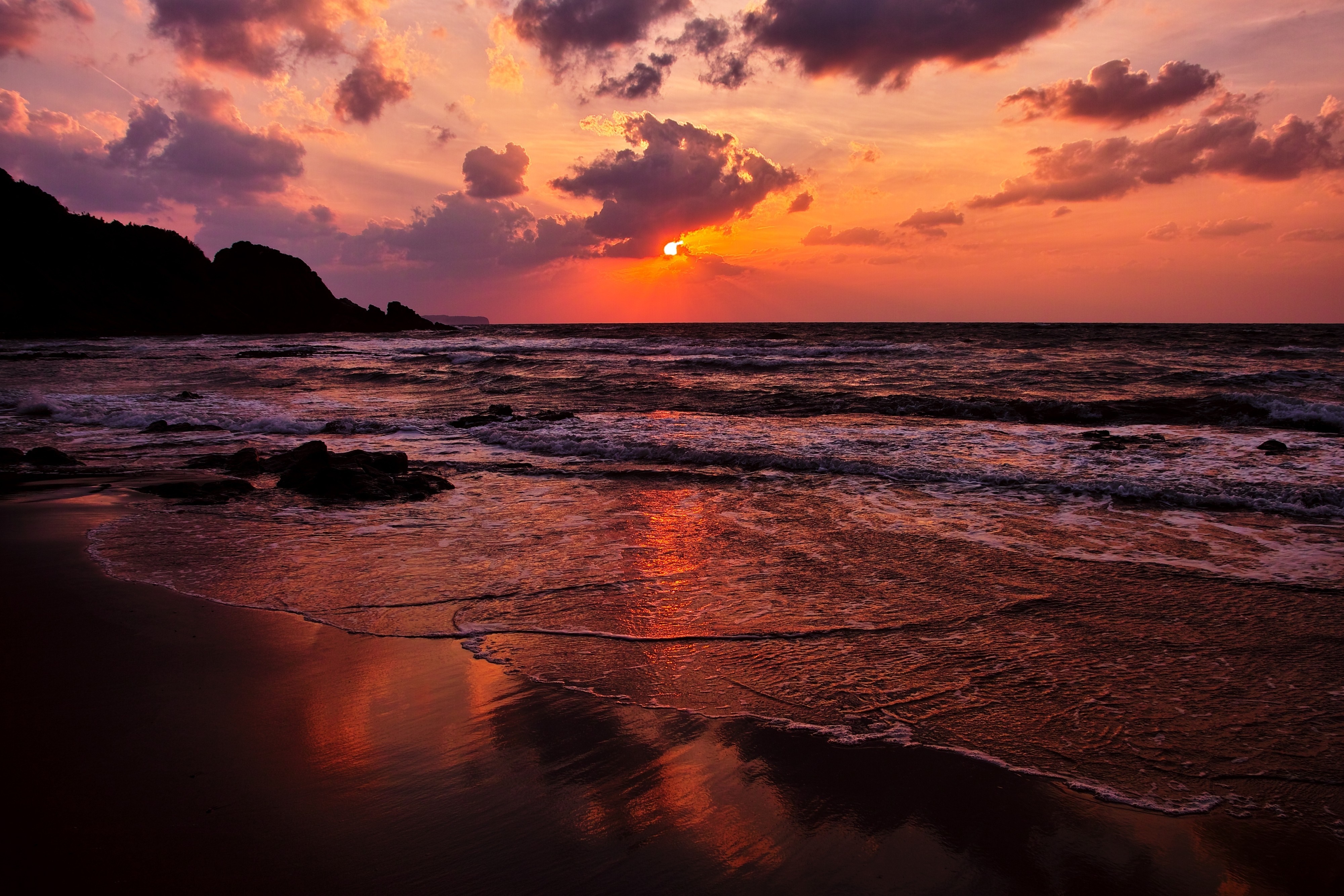 Sunset over the sea with clouds and reflection on the beach HD Wallpaper