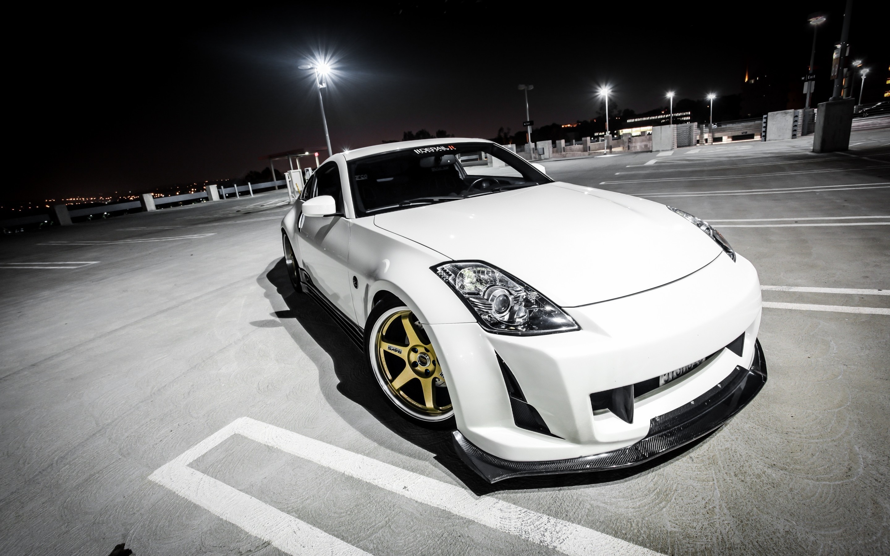 White Nissan 350Z sports car with gold wheels at night HD Wallpaper
