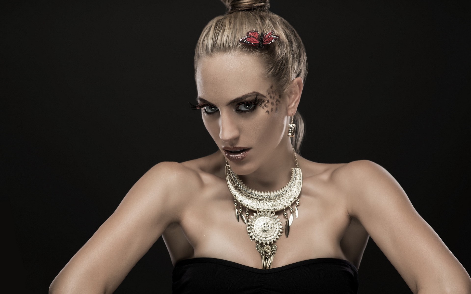 Woman with elaborate makeup and jewelry HD Wallpaper
