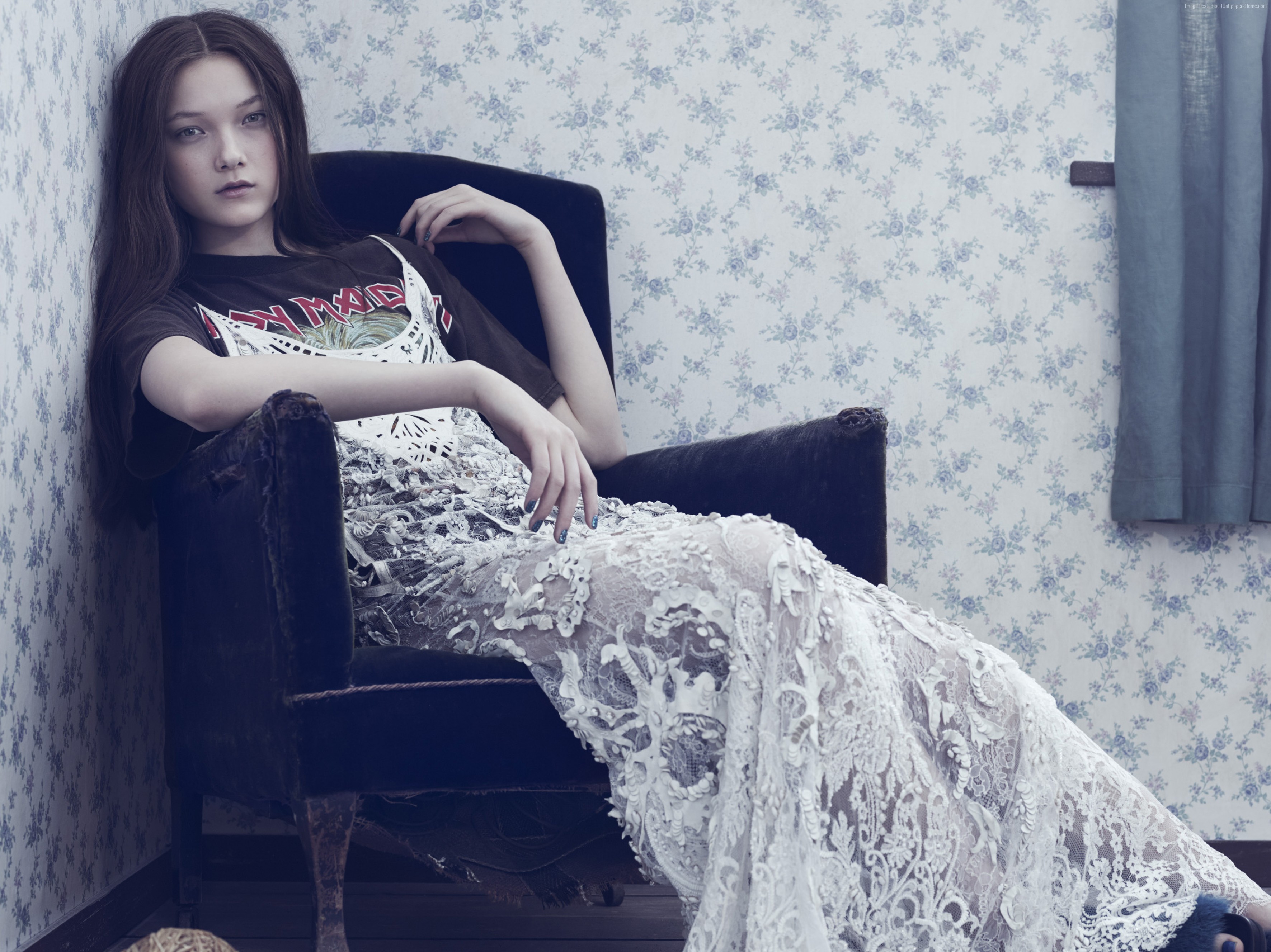 Yumi Lambert in a lace dress and t-shirt HD Wallpaper