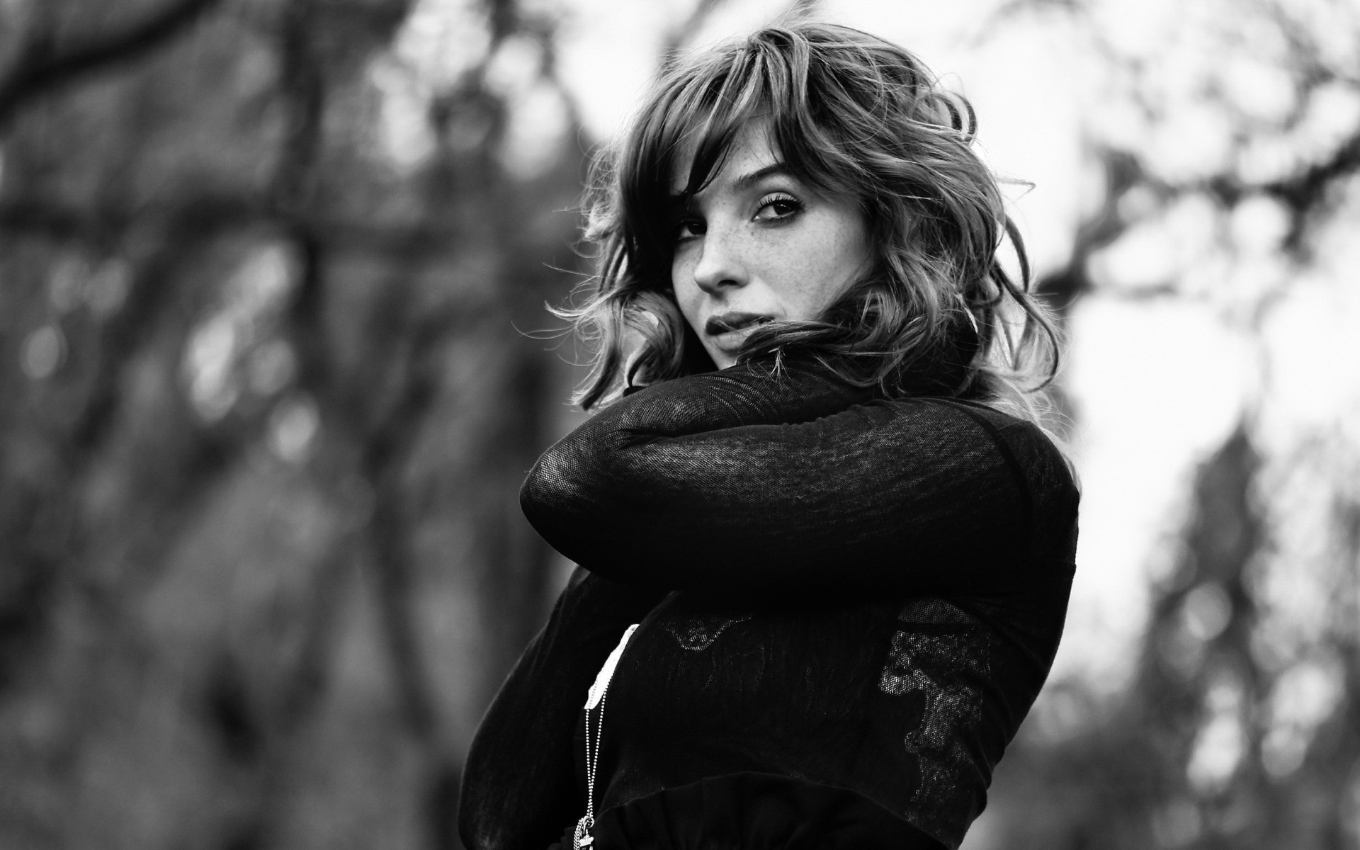 Monochrome portrait of Vica Kerekes with freckles HD Wallpaper