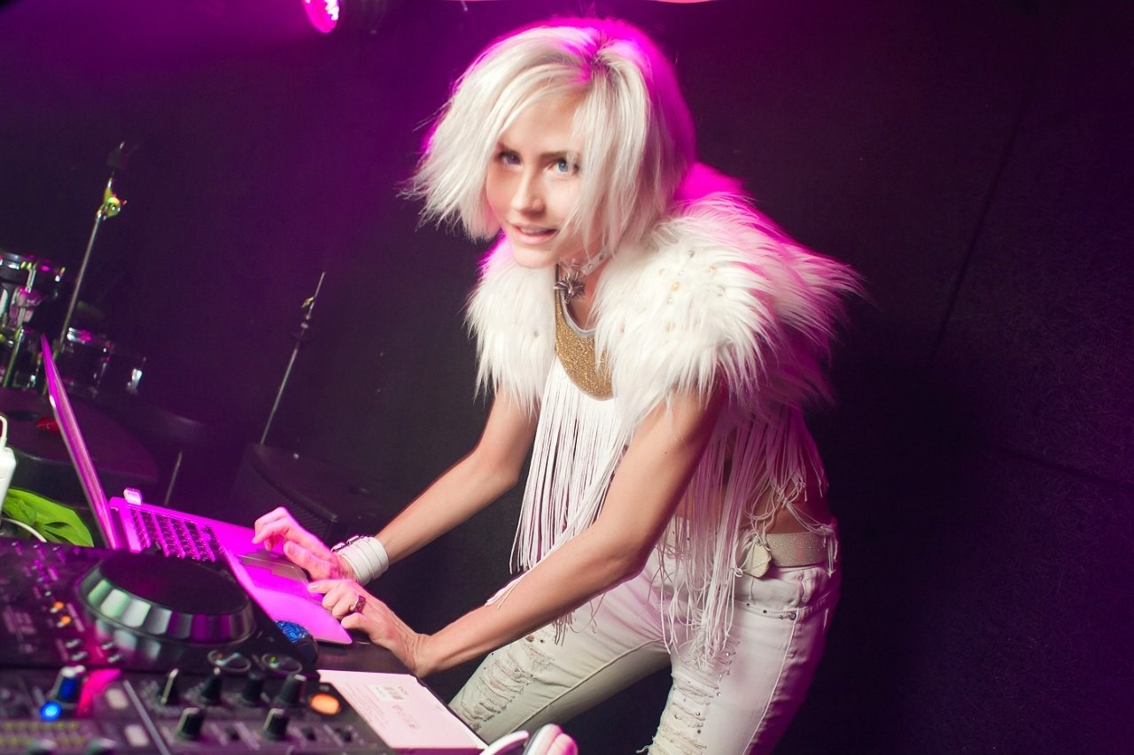 DJ Julia Vlasova performing at a nightclub HD Wallpaper