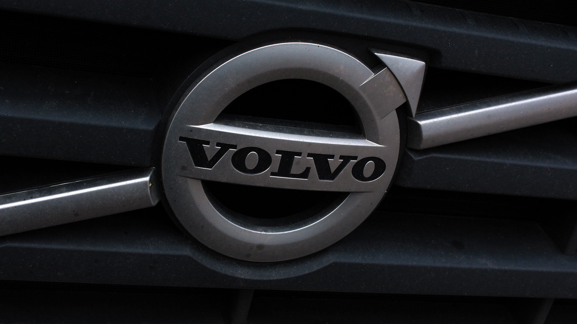 Volvo logo on a car grille HD Wallpaper