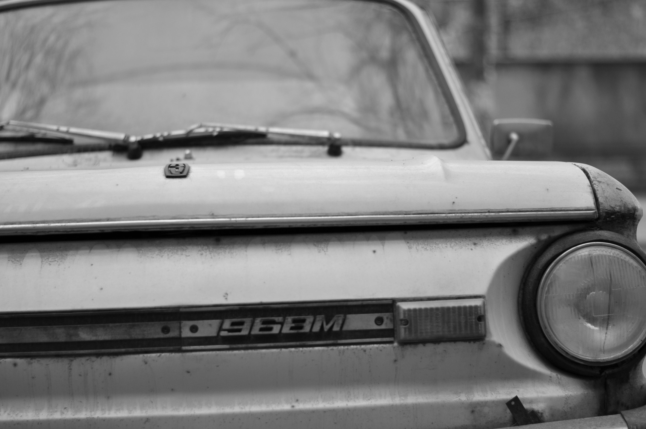 Close-up of a vintage "1968M" car front HD Wallpaper
