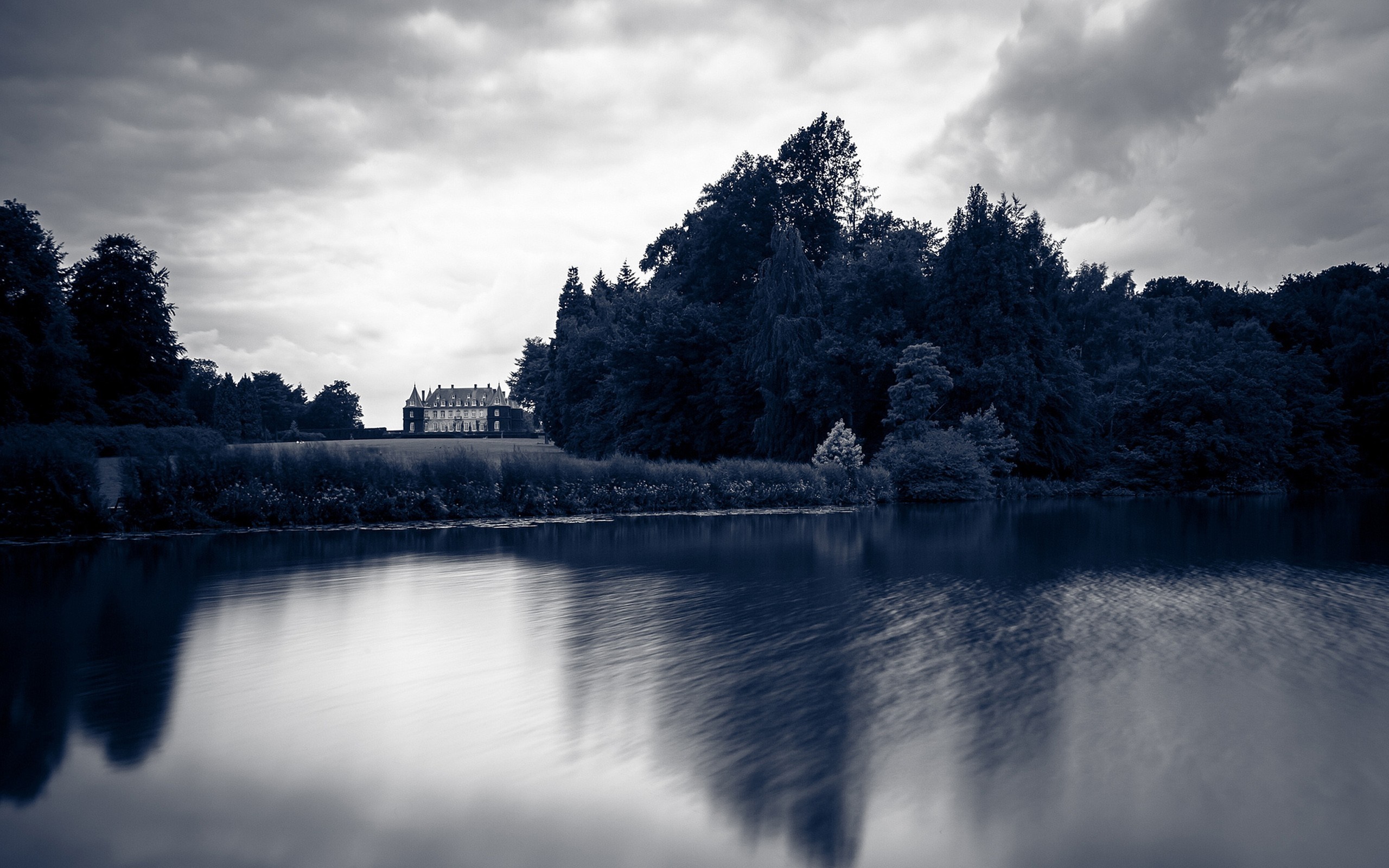 Lake reflection of a grand building and trees HD Wallpaper