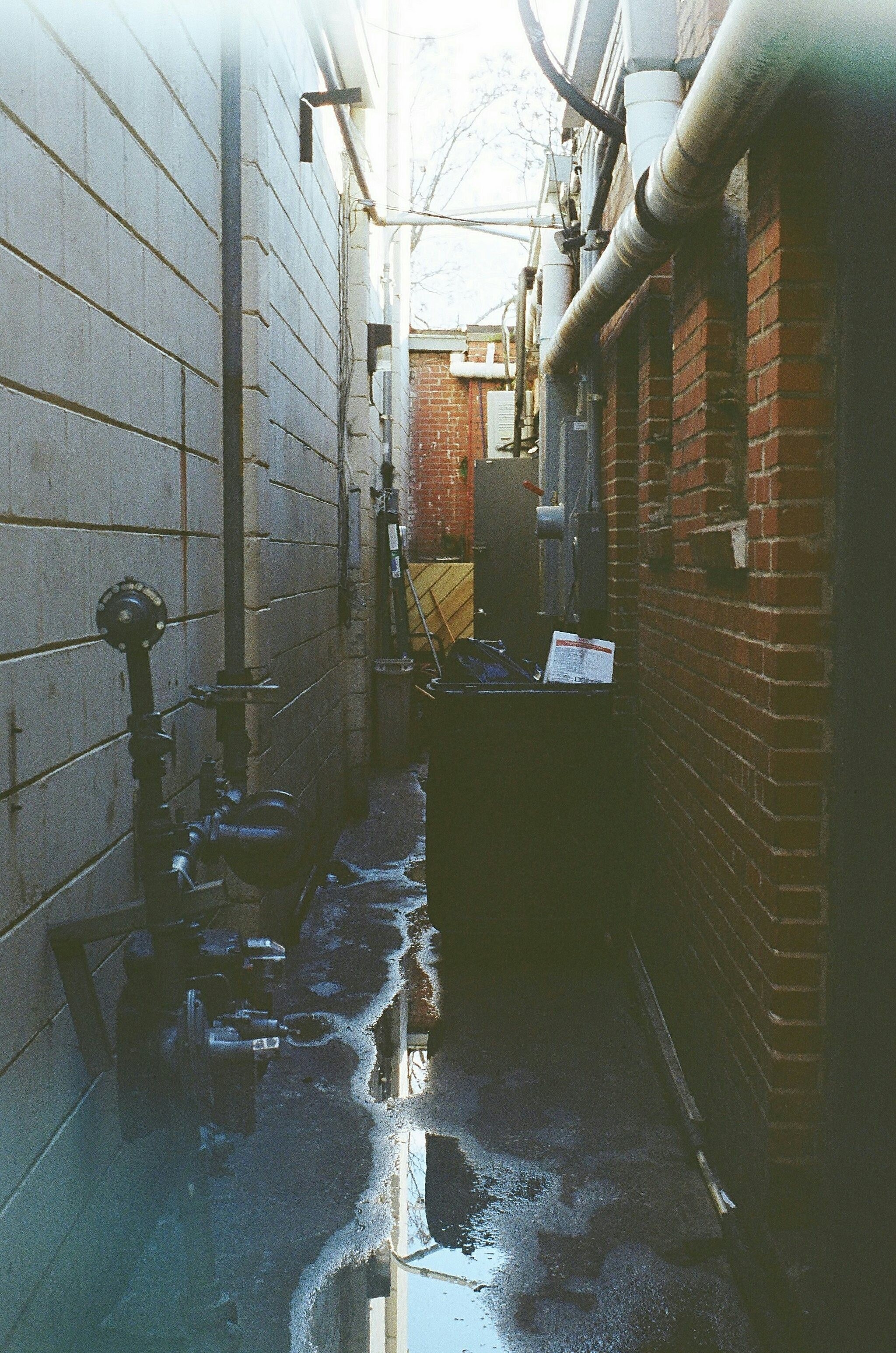 Alleyway with pipes and reflections HD Wallpaper