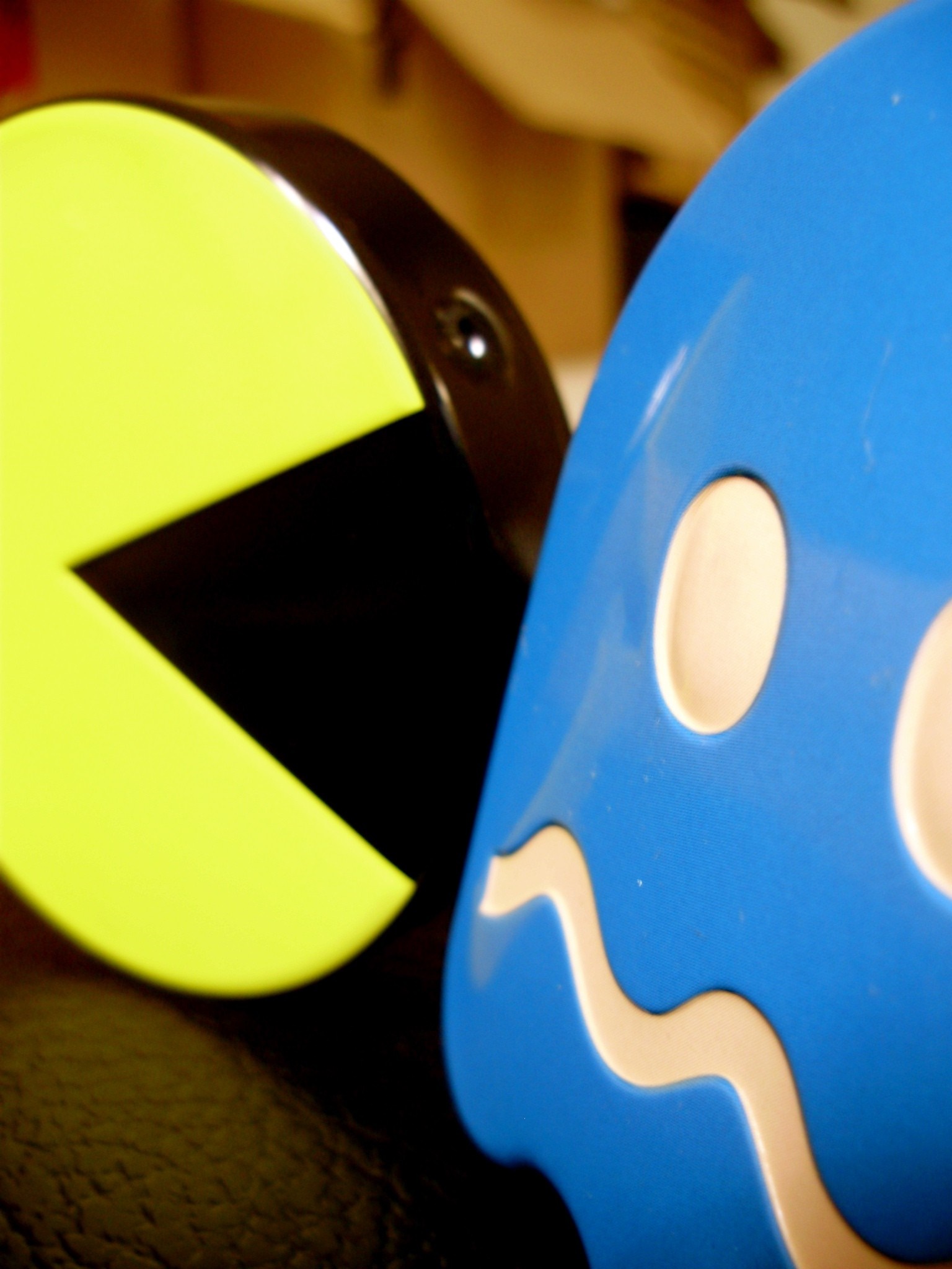 Pac-Man and Blinky close up HD Wallpaper