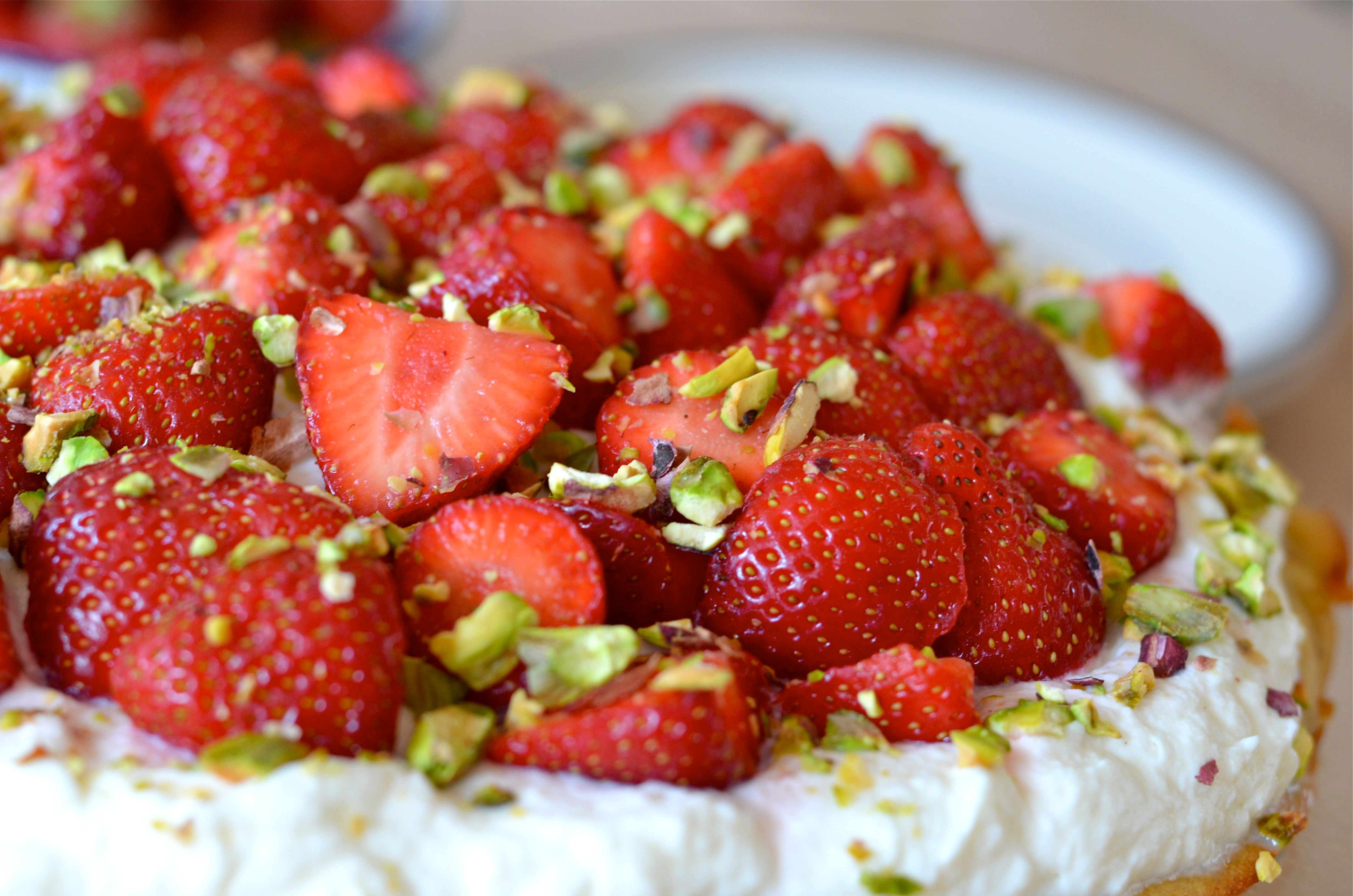 Strawberry and Pistachio Tart HD Wallpaper
