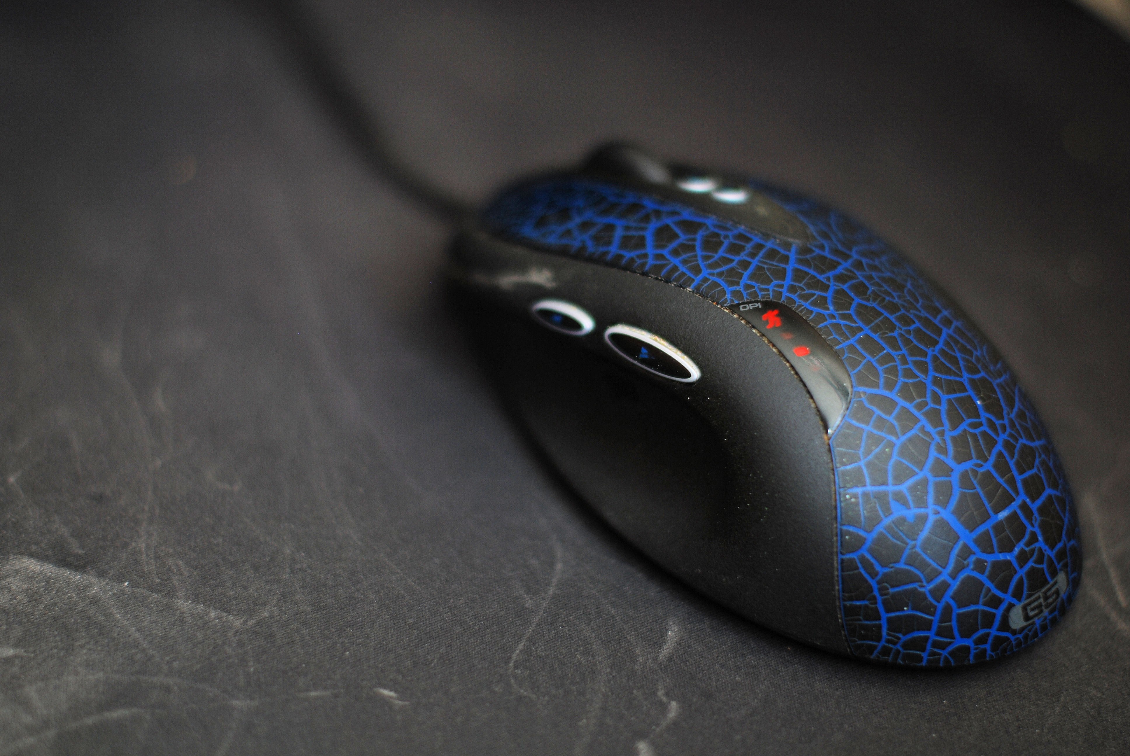 Black and blue computer mouse with crackle pattern HD Wallpaper