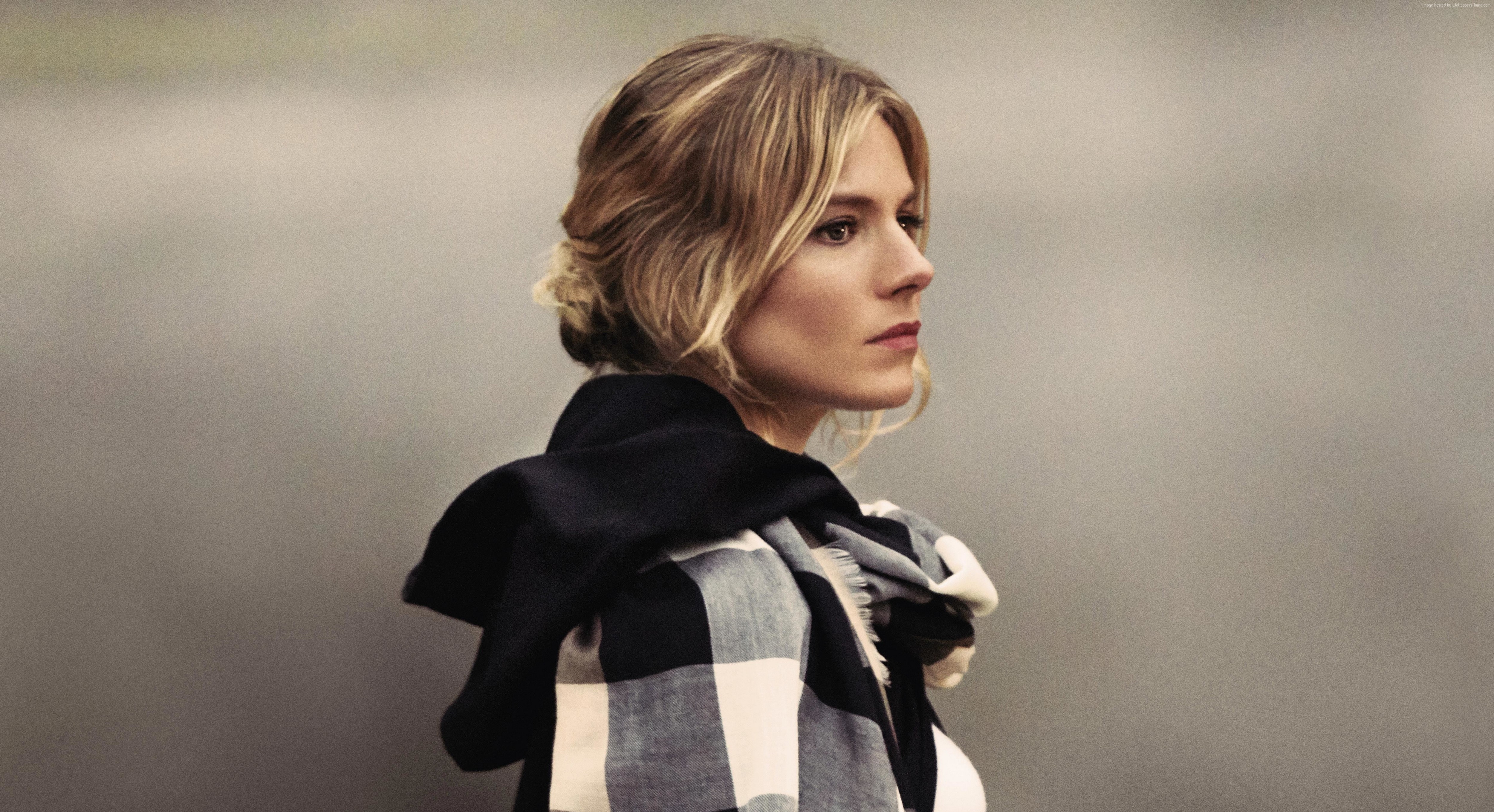 Sienna Miller in Burberry scarf HD Wallpaper