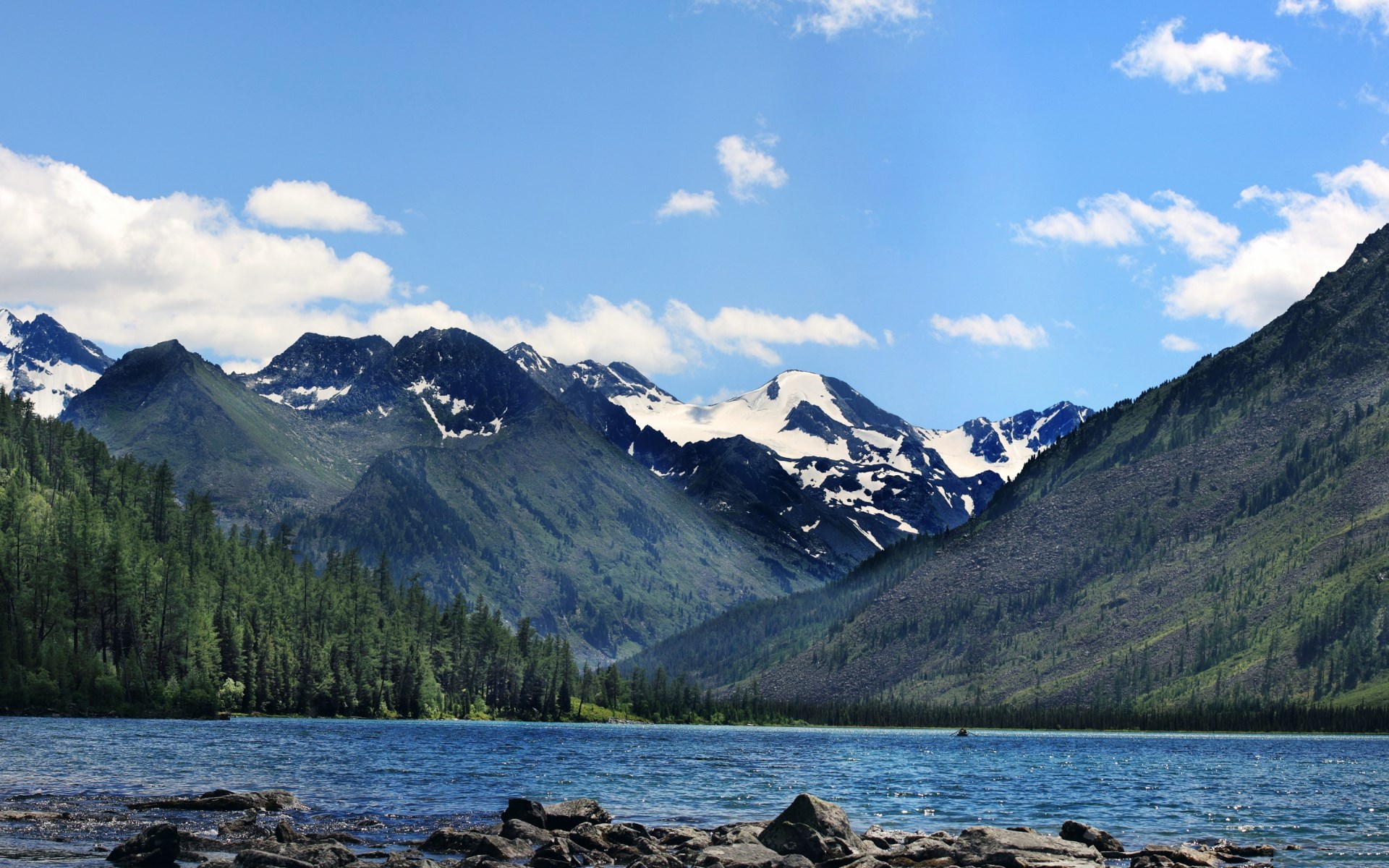 Lake and snow-capped mountains under a blue sky HD Wallpaper