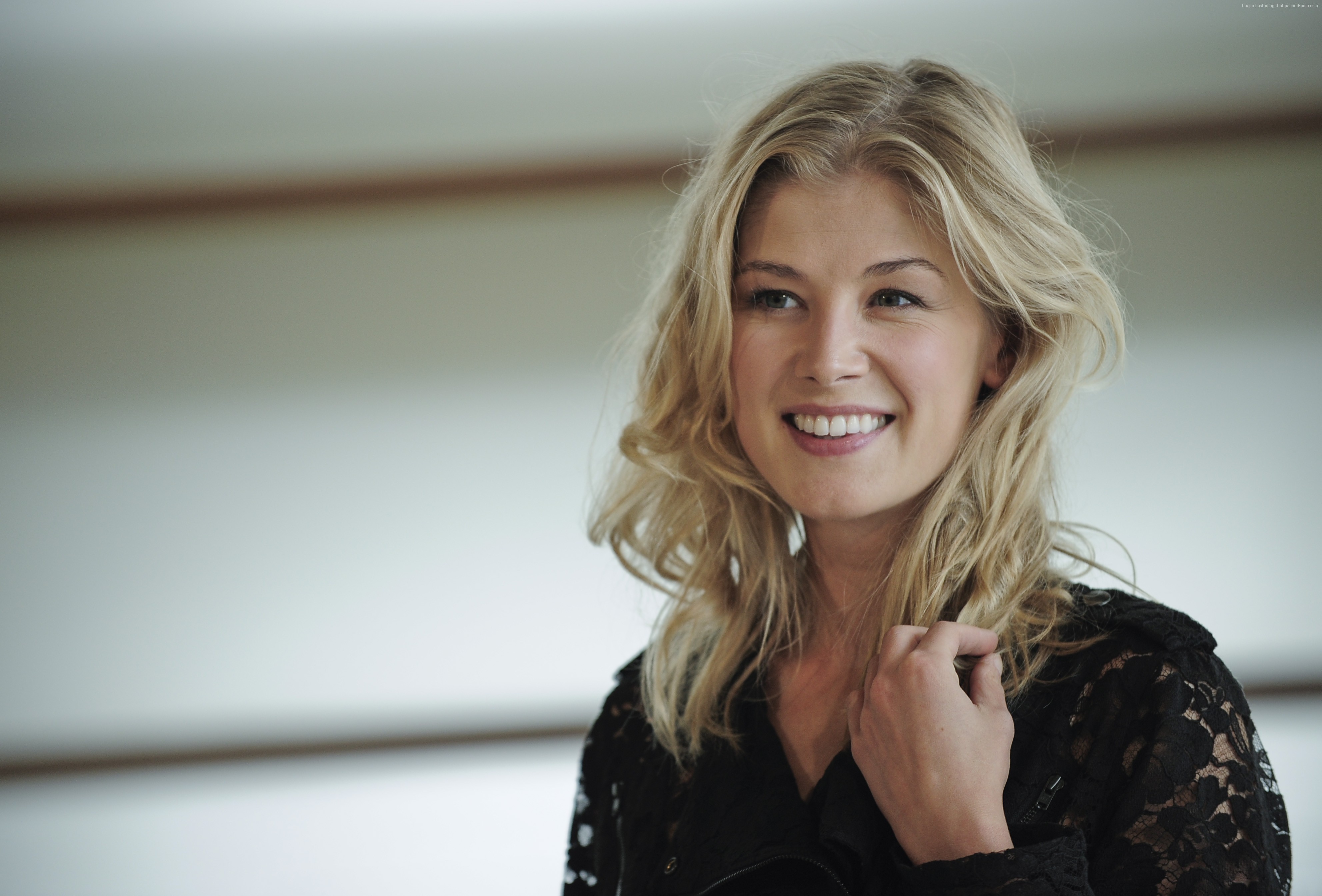 Rosamund Pike smiling HD Wallpaper