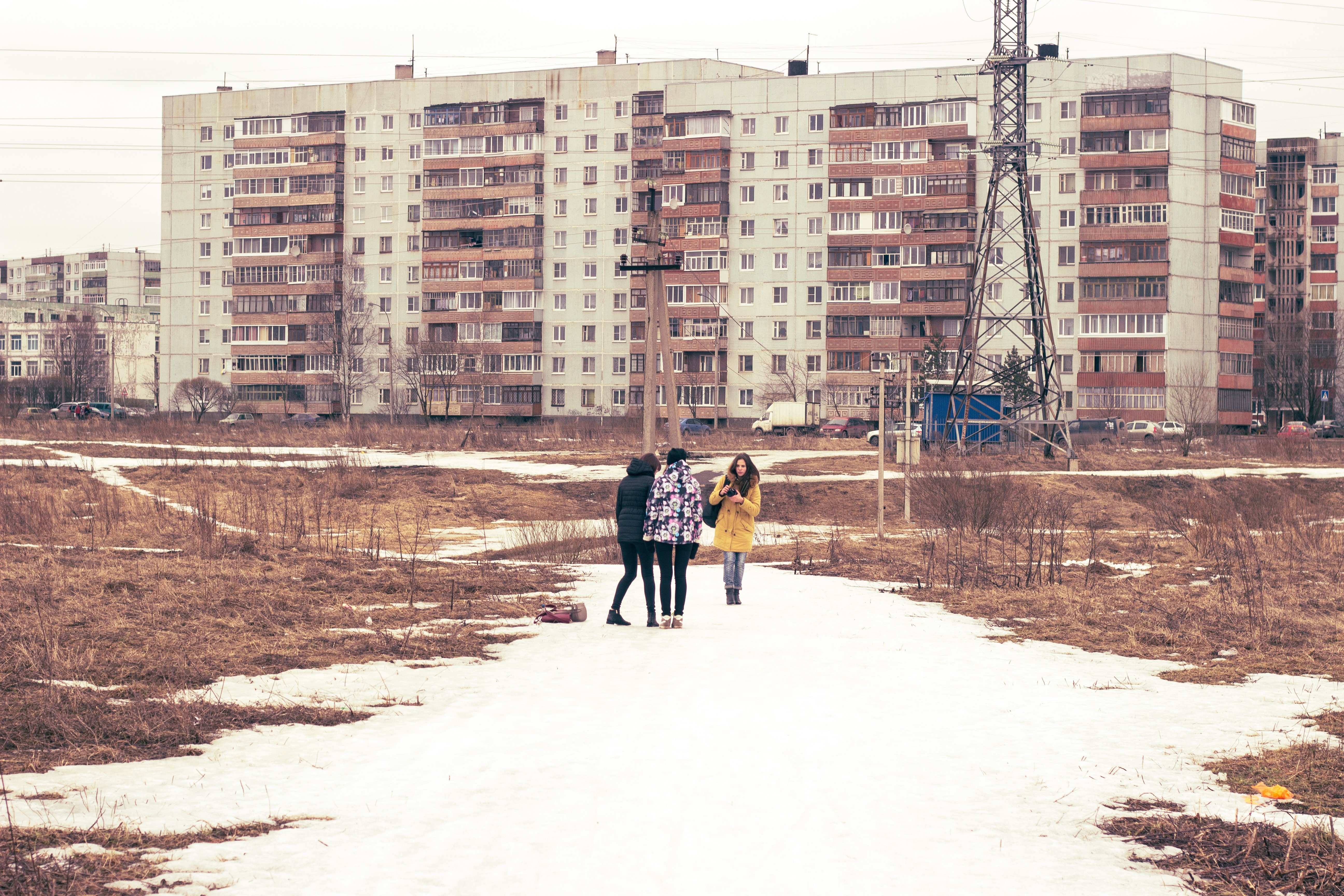 People walking on a snowy path in a Russian suburb HD Wallpaper