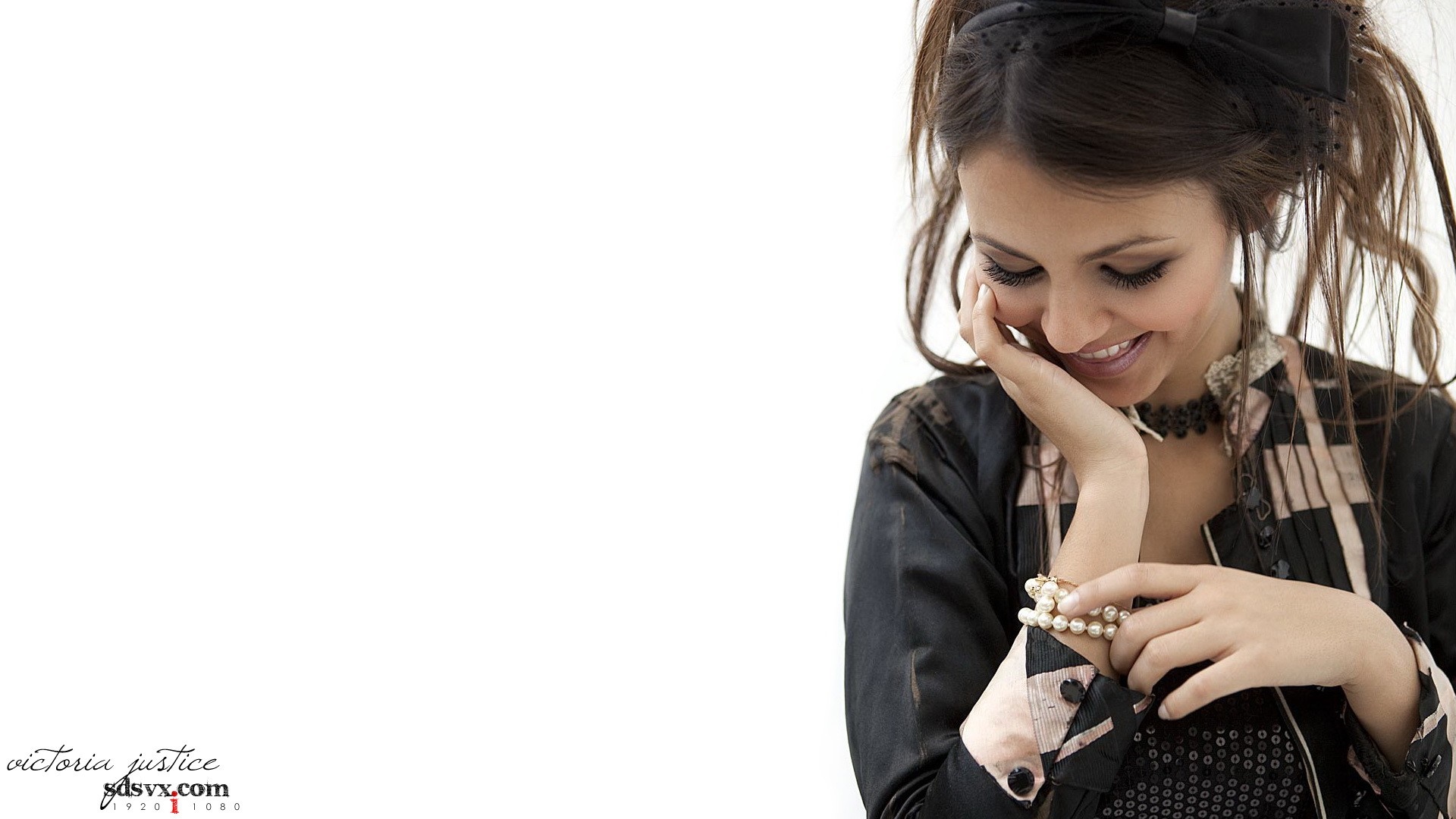 Victoria Justice wearing a black jacket and pearl bracelet HD Wallpaper