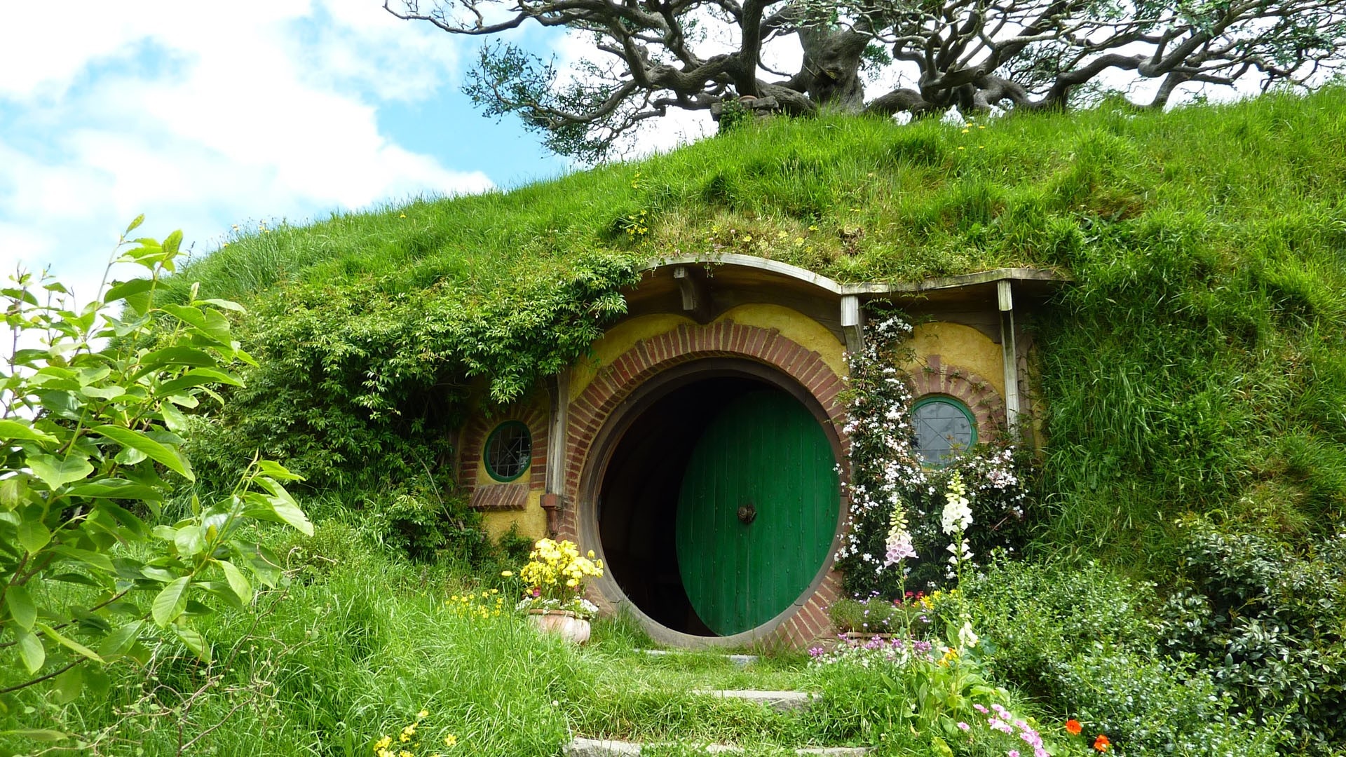 Hobbiton house with green door and garden HD Wallpaper