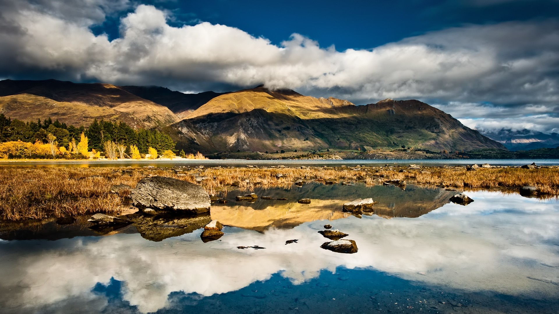 Mountain lake reflection with autumn trees and clouds HD Wallpaper