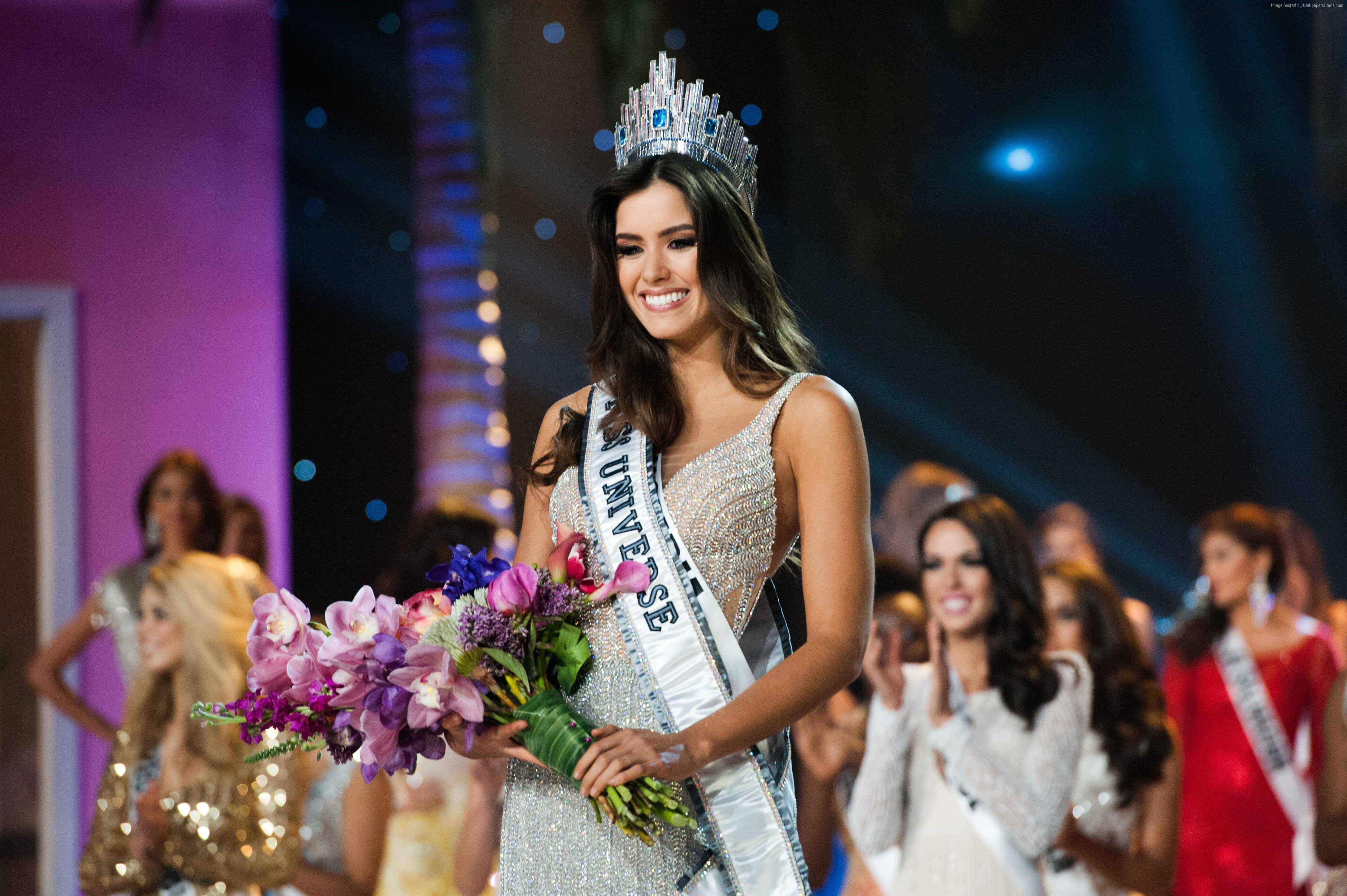 Miss Universe 2015 Paulina Vega holding flowers HD Wallpaper