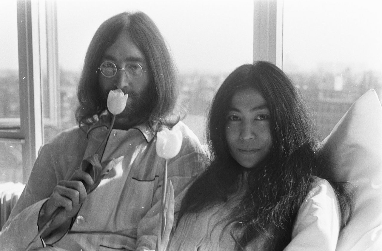 John Lennon and Yoko Ono with tulips HD Wallpaper