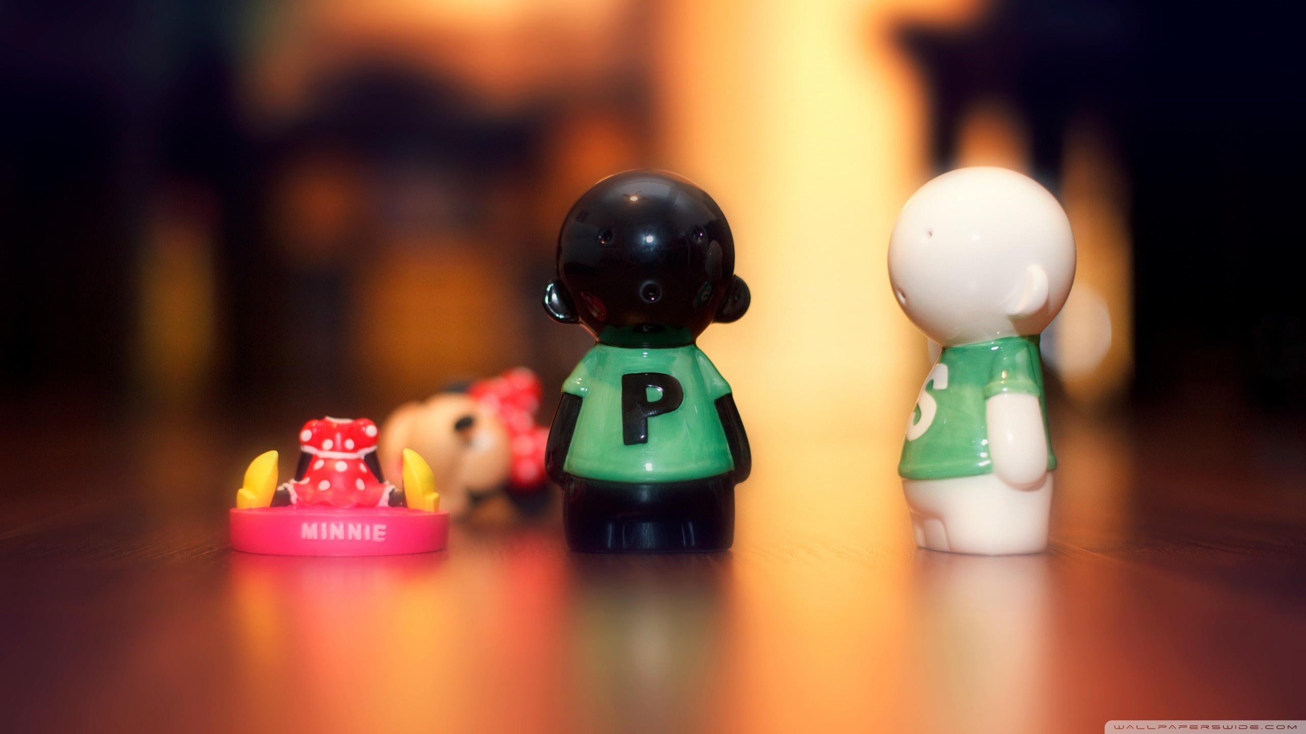 Minnie Mouse and action figures with letters P and S HD Wallpaper