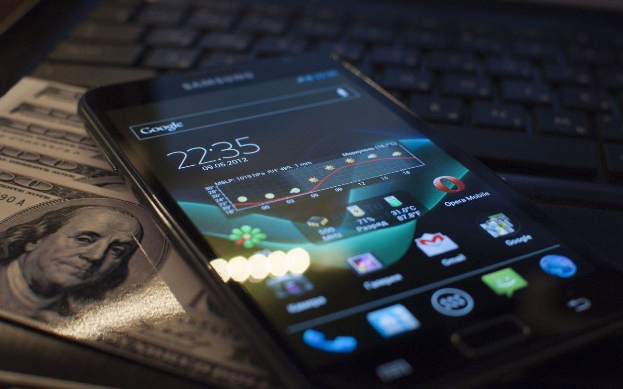 Samsung smartphone on laptop with US dollars HD Wallpaper