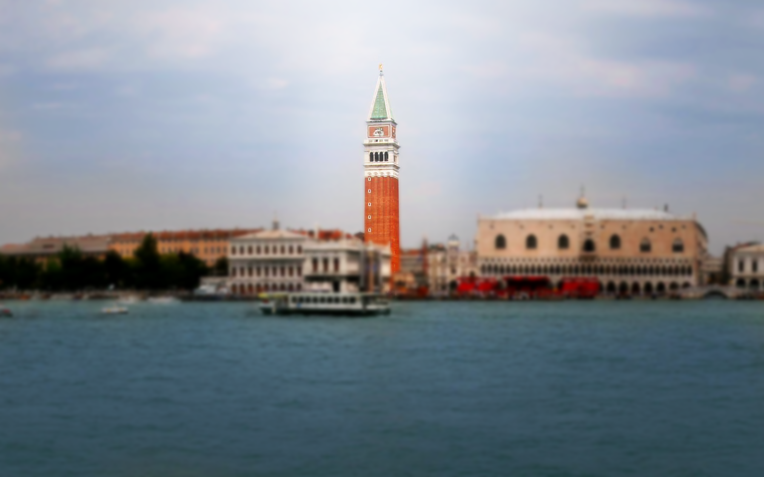 Venice, Italy: St. Mark's Campanile and Doge's Palace HD Wallpaper