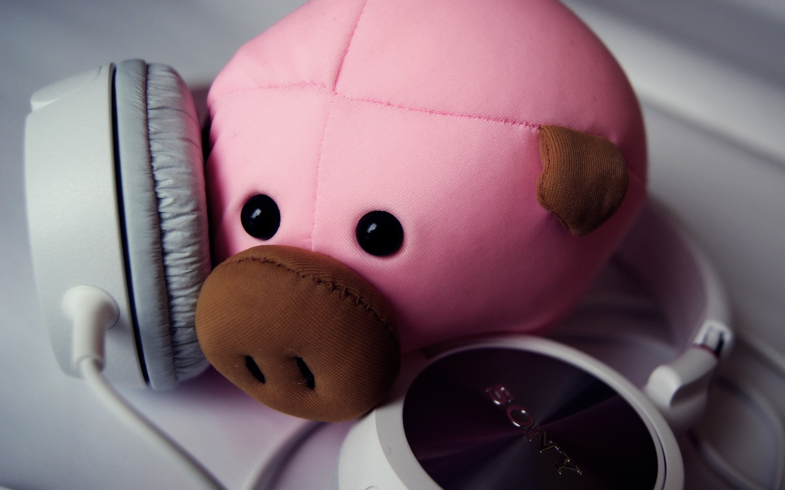 Pink pig plush toy with Sony headphones HD Wallpaper